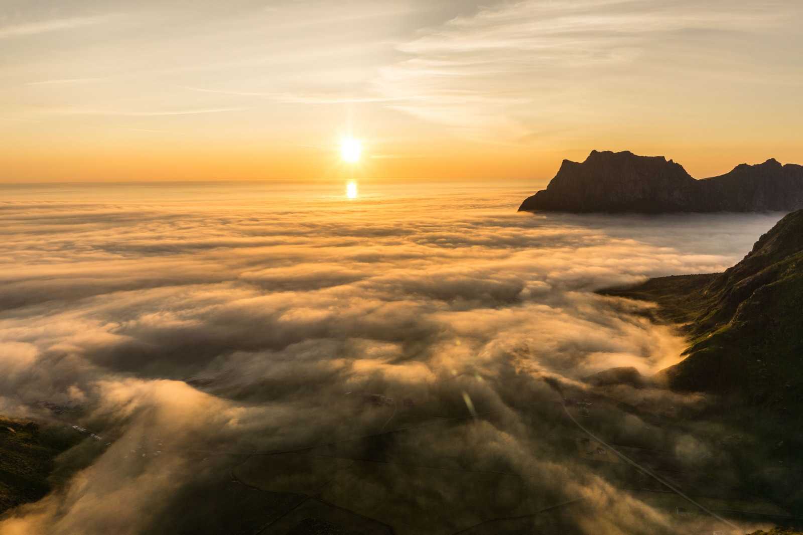 Soleil de minuit dans les îles Lofoten © Brouilly Julien