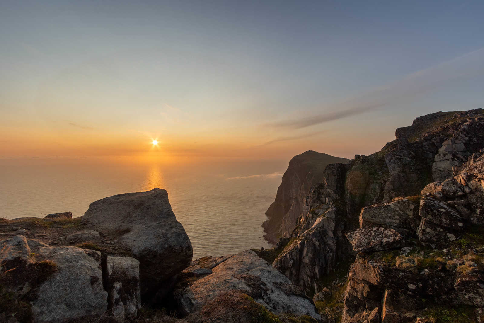 Soleil de minuit en Norvège, au sommet du mont Ryten © Basmaji Rémi