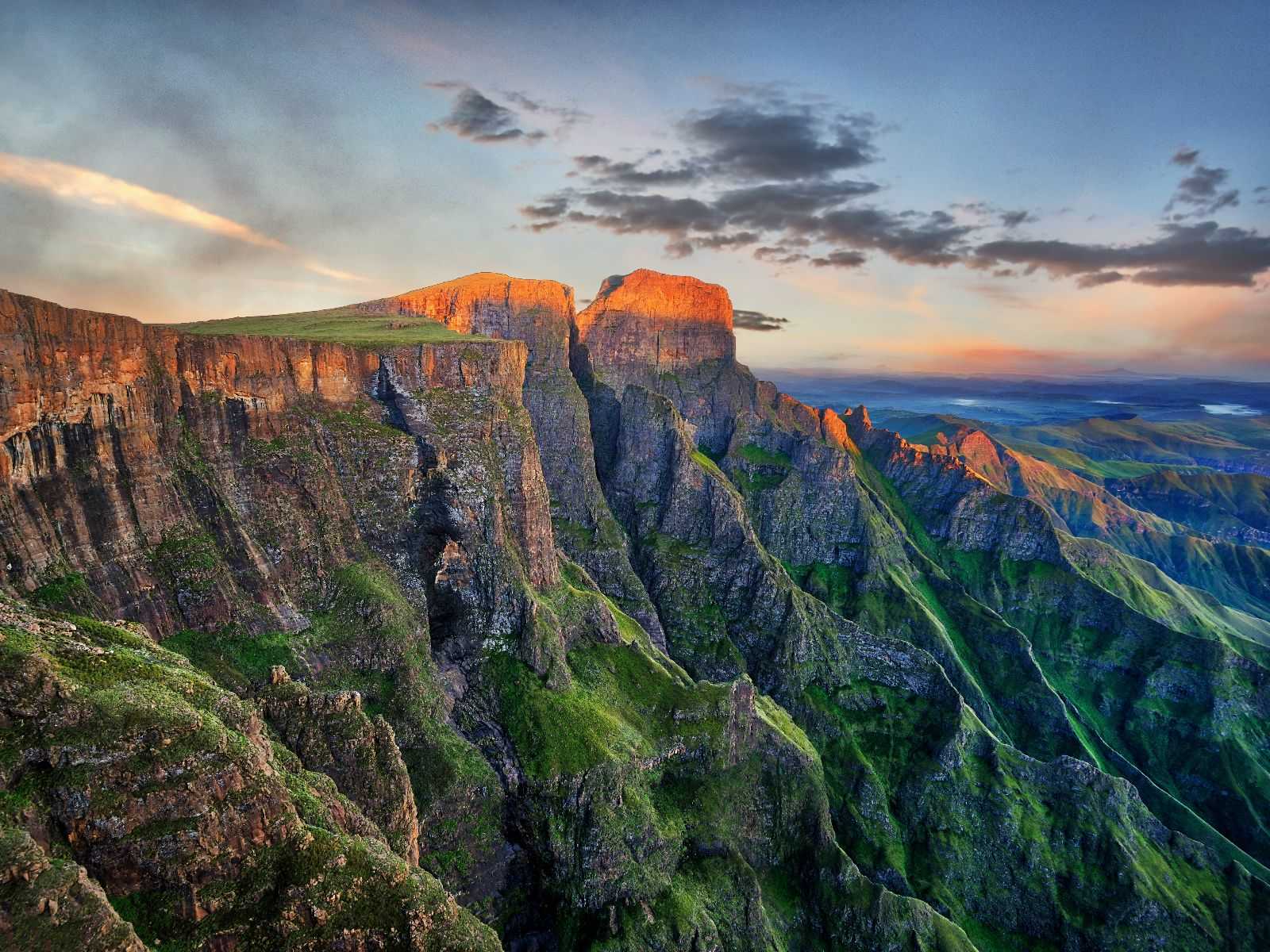 Sommet de l'Amphiteatre dans le Parc du Royal Natal en Afrique du Sud © Lukas