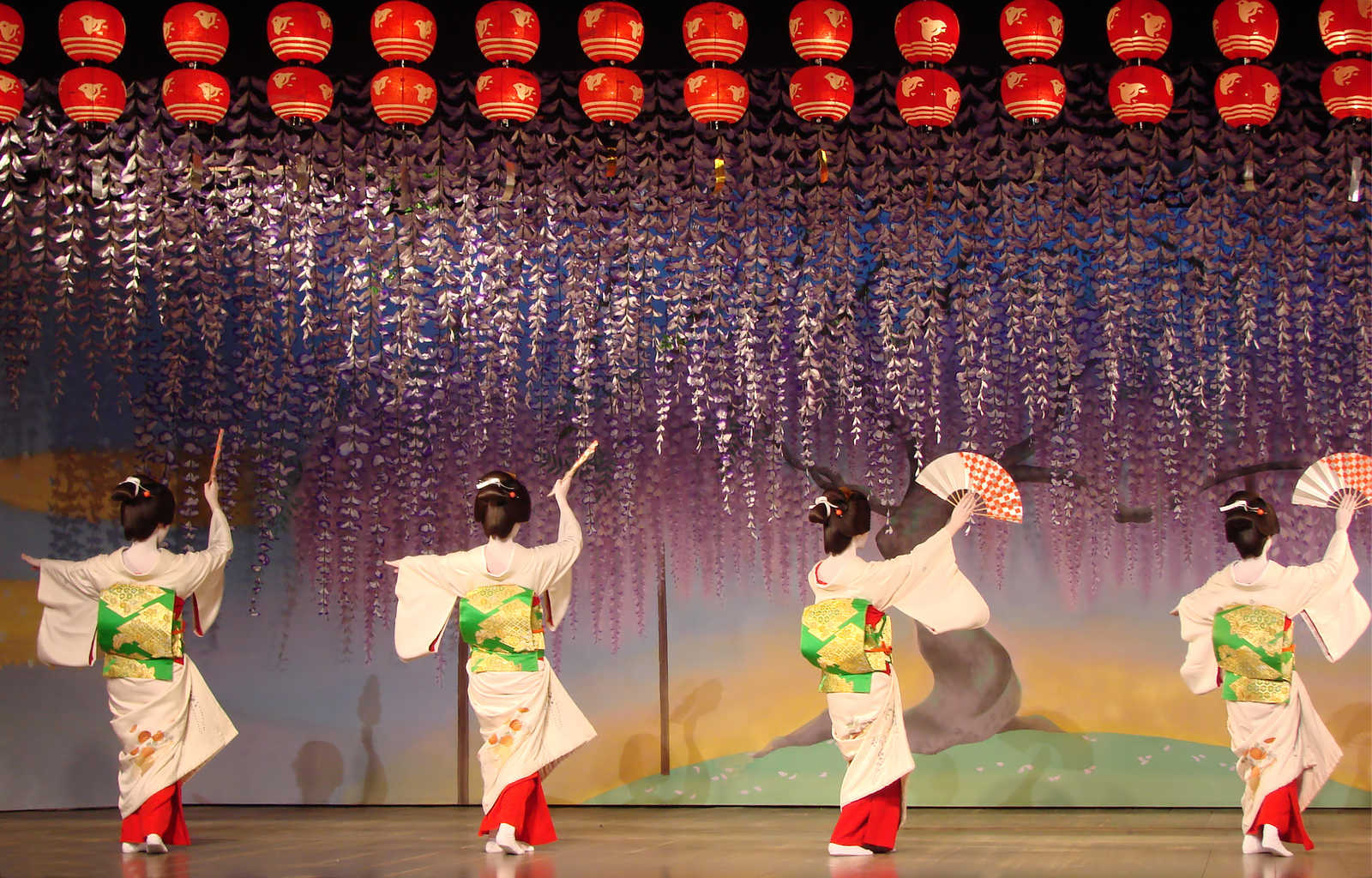 Spectacle traditionnel maitre maiko © Delphotostock