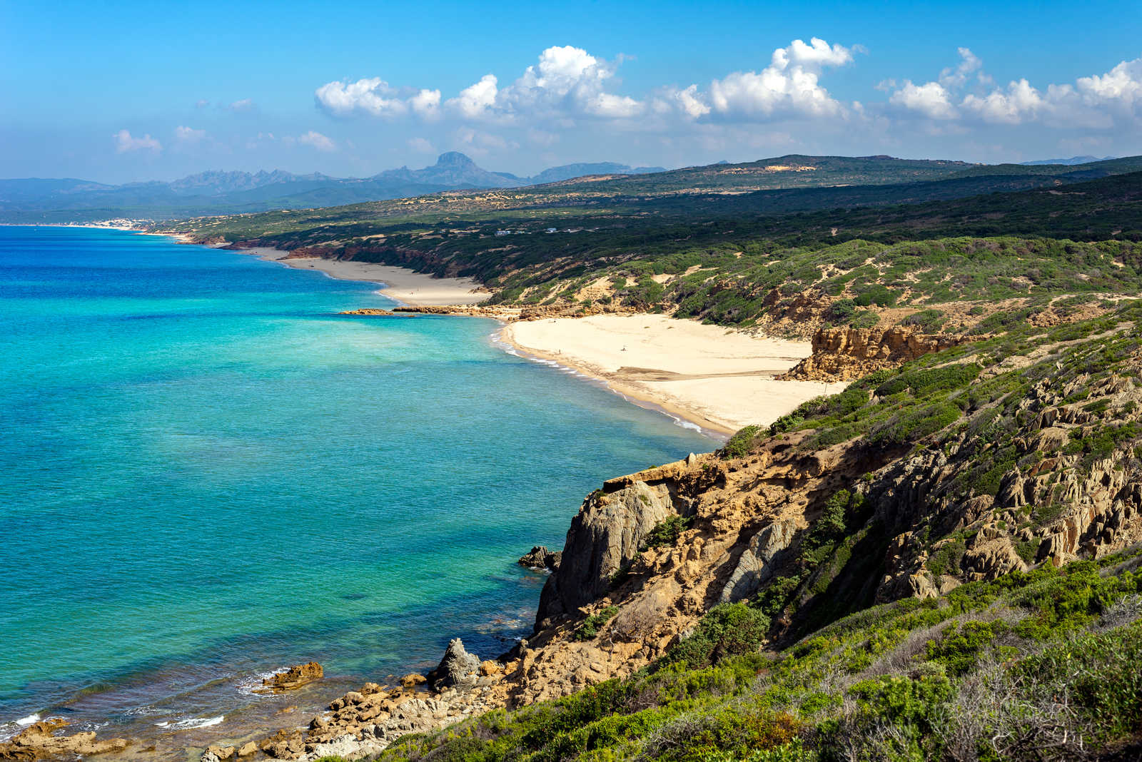 splendide plage de Scivu en Sardaigne © Alessio Orru