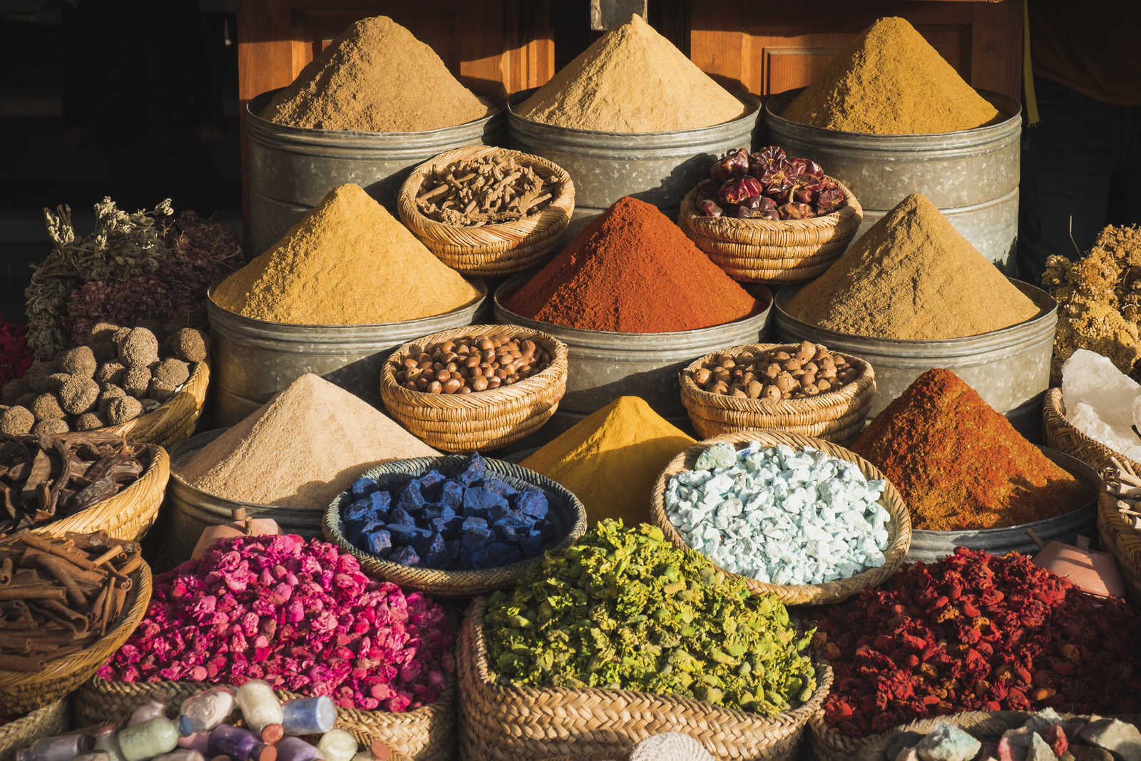 Stand d'épices dans un souk au maroc © Rasmus - Adobe Stock