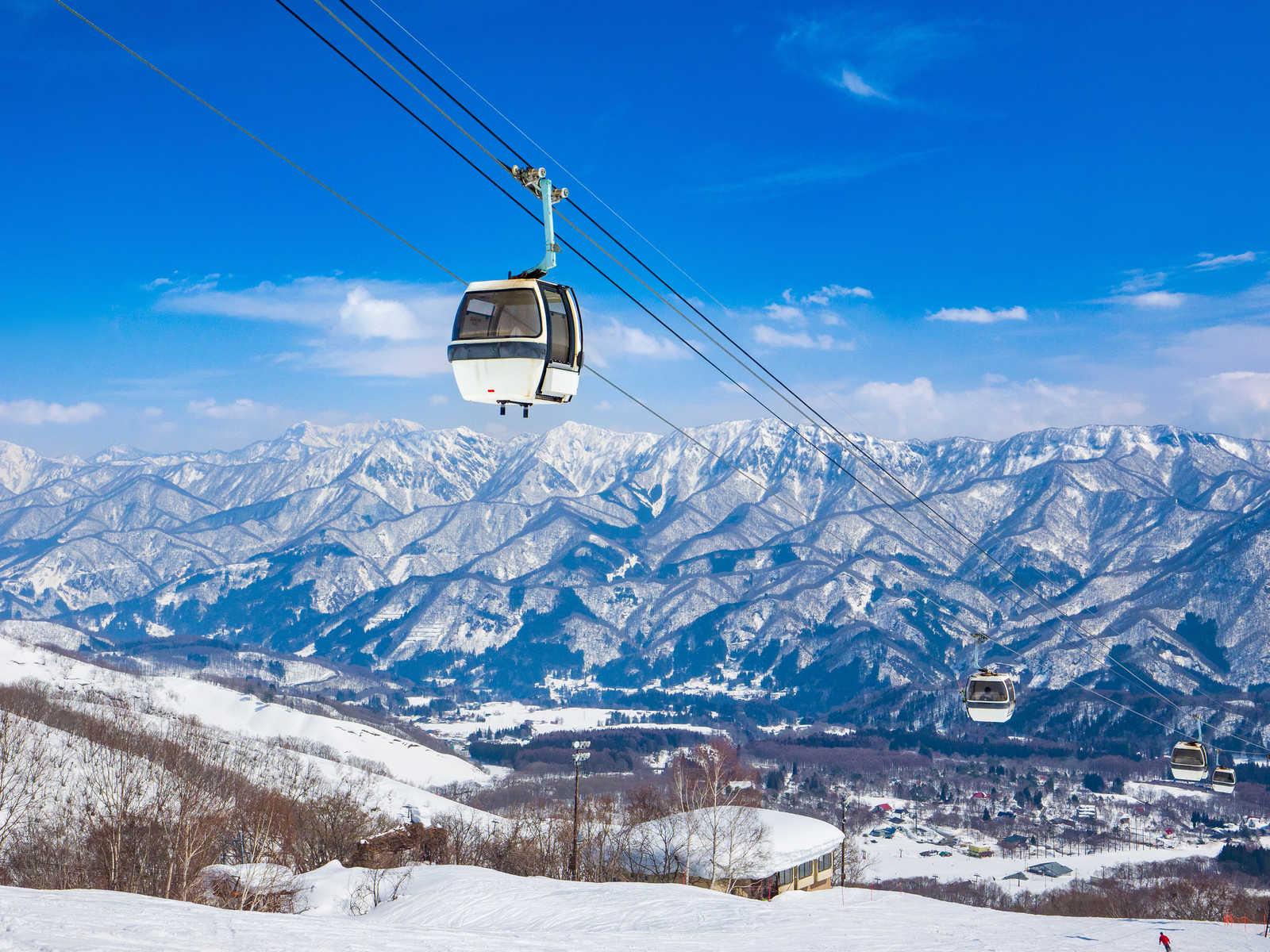 Station de ski d'Hakuba dans les Alpes japonaises © Mayumi.k Photography