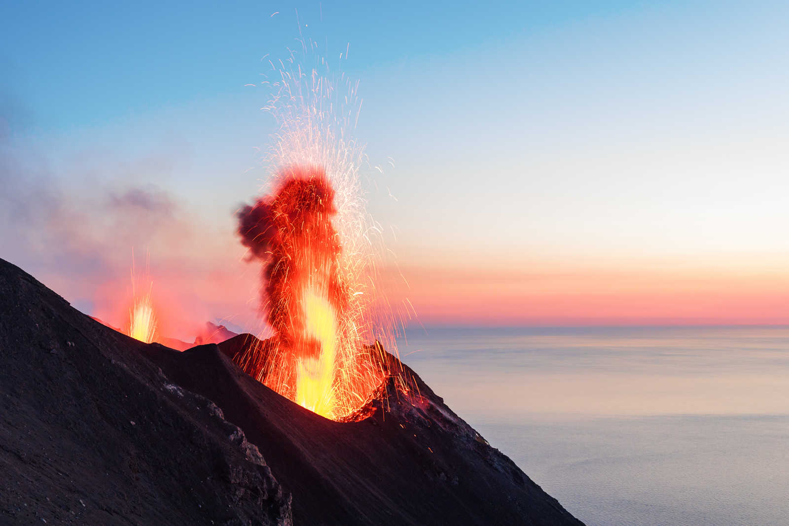 Stromboli en éruption en Sicile © Davidepsy
