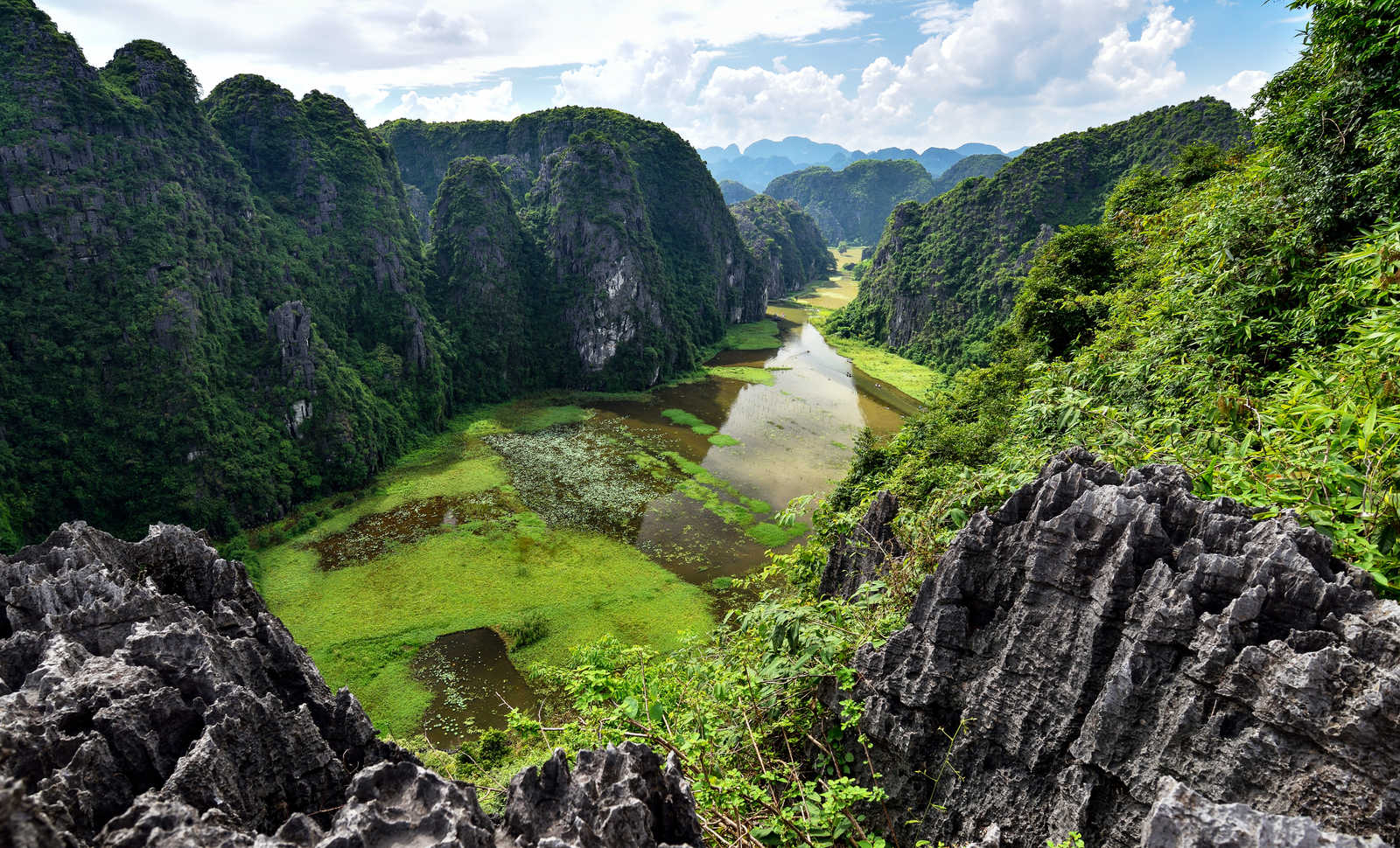 Tam Coc avec ses pitons karstiques au Vietnam © Tommy Larey