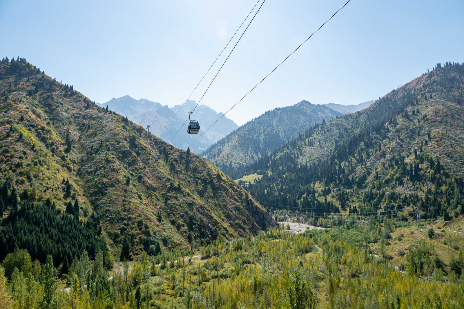 Téléphérique pour Medeo dans les montagnes du Tian Shan au Kazakhstan © Uskarp2