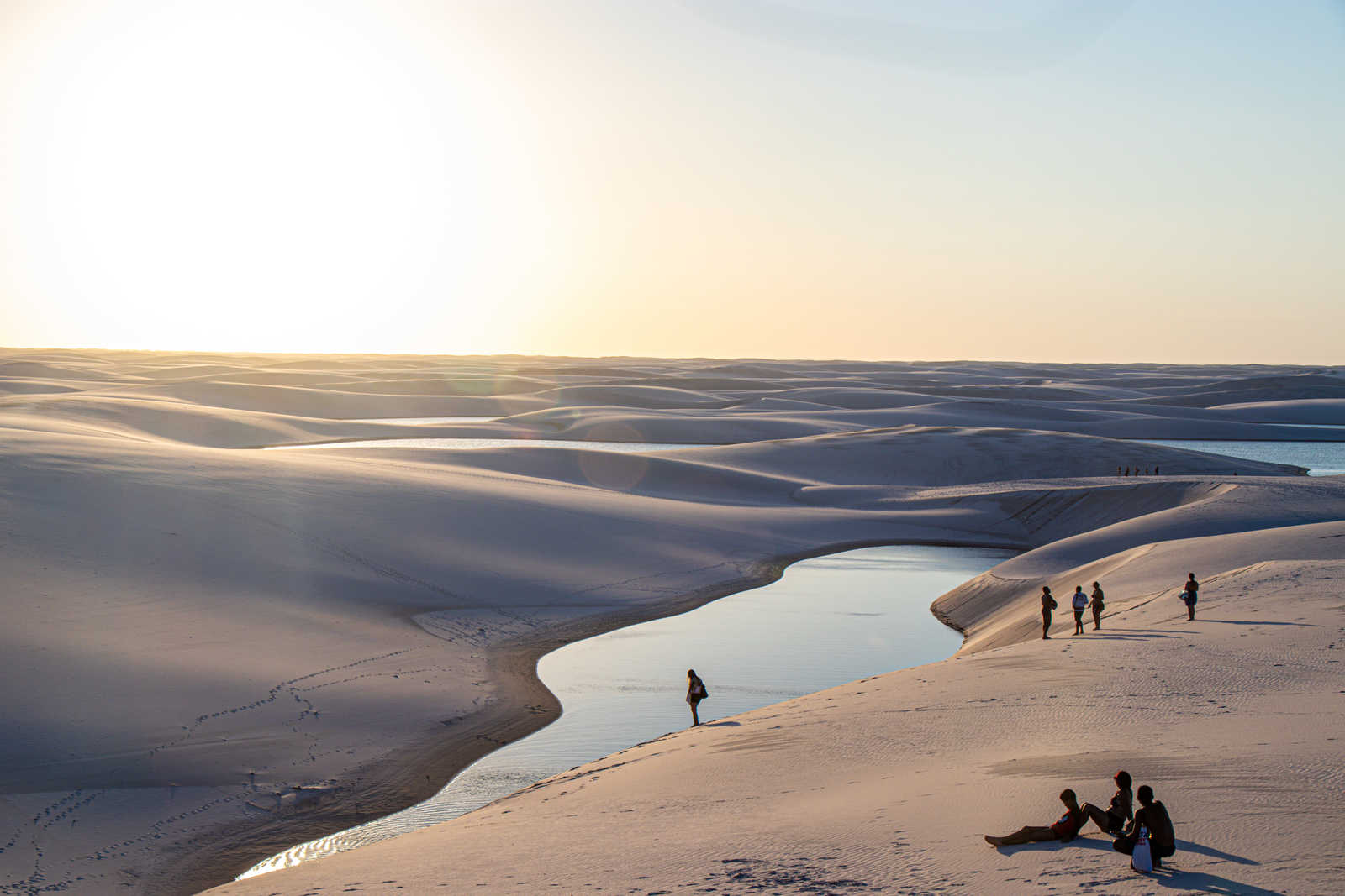 Traversée d'une lagune du désert des Lençóis Maranhenses © Marcos