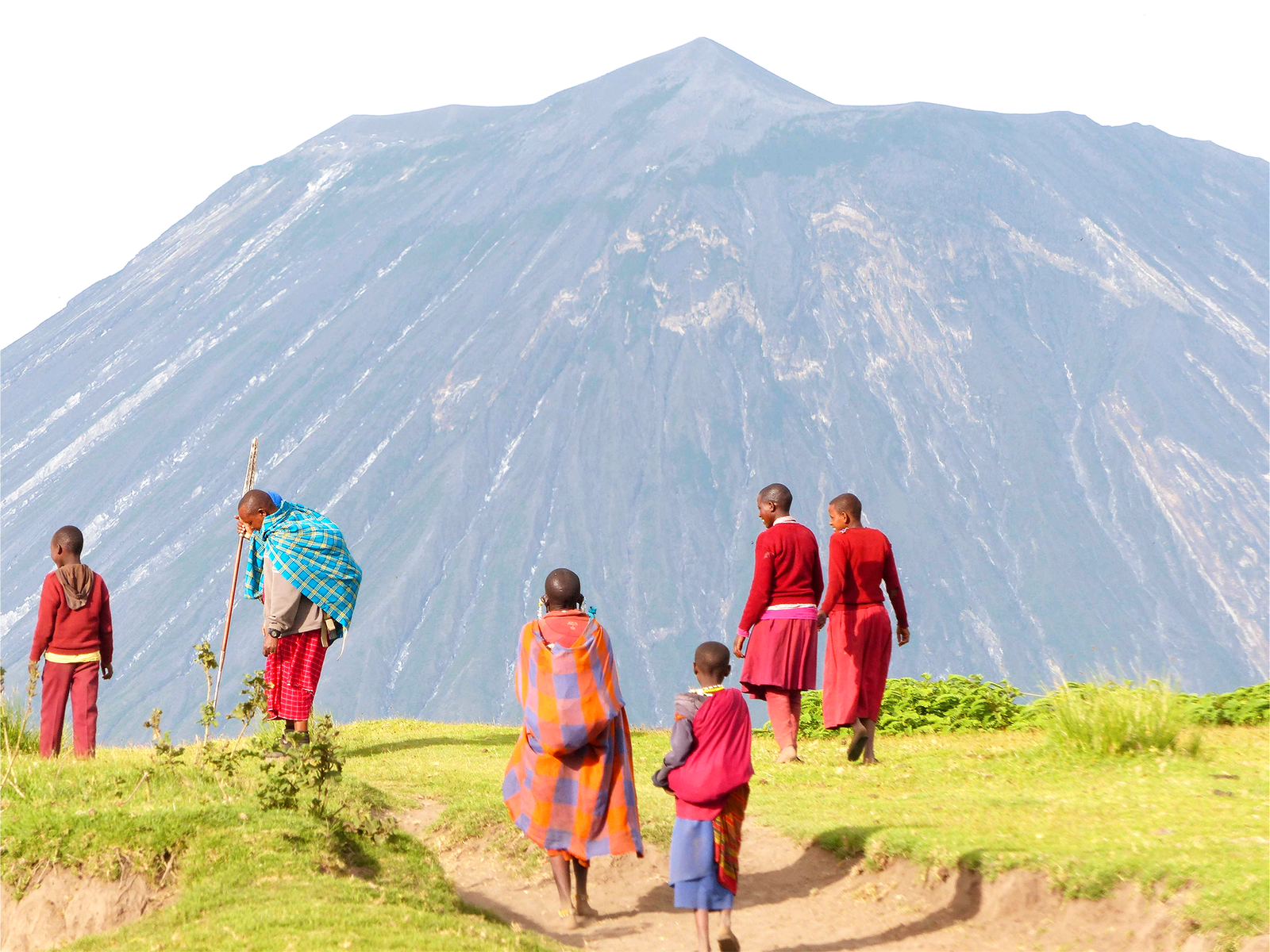 Trek en compagnie des masais avec le volcan Lengai en toile de fond en Tanzanie © Libeer Matthieu