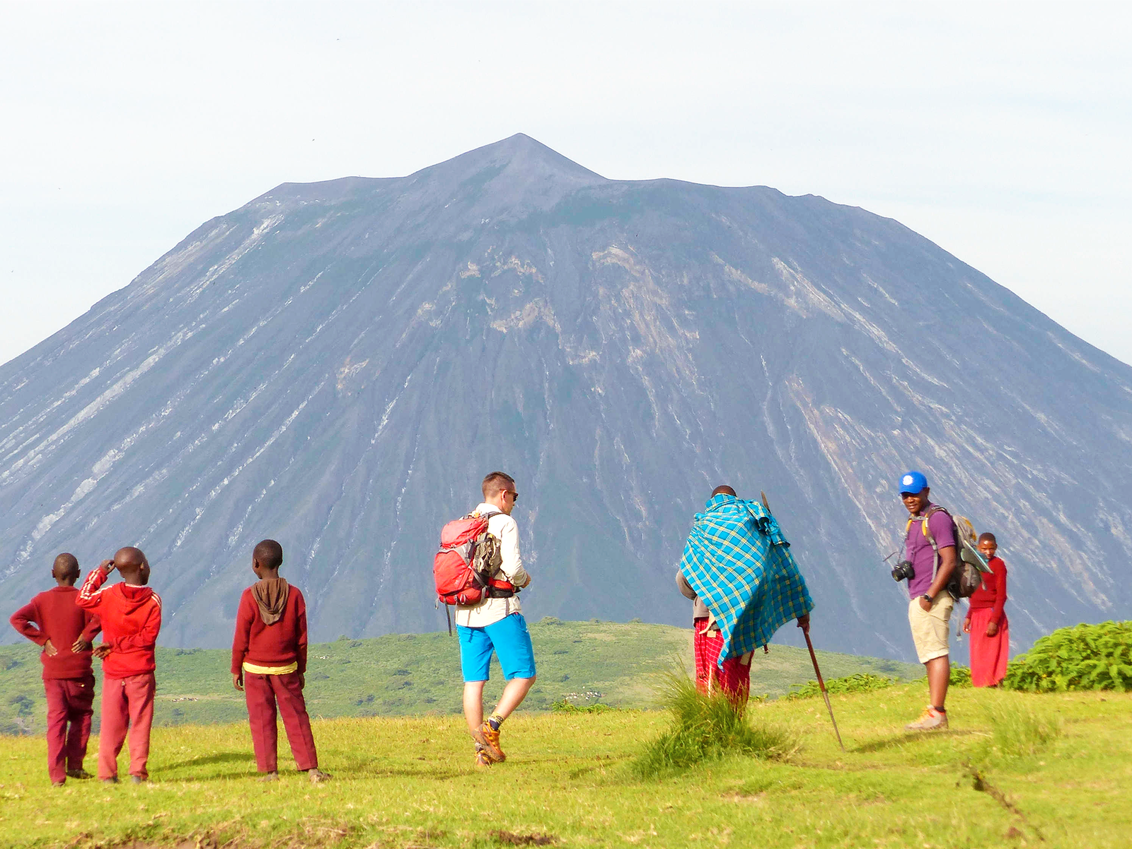 Trek en compagnie des masais avec le volcan Lengai en toile de fond en Tanzanie © Libeer Matthieu