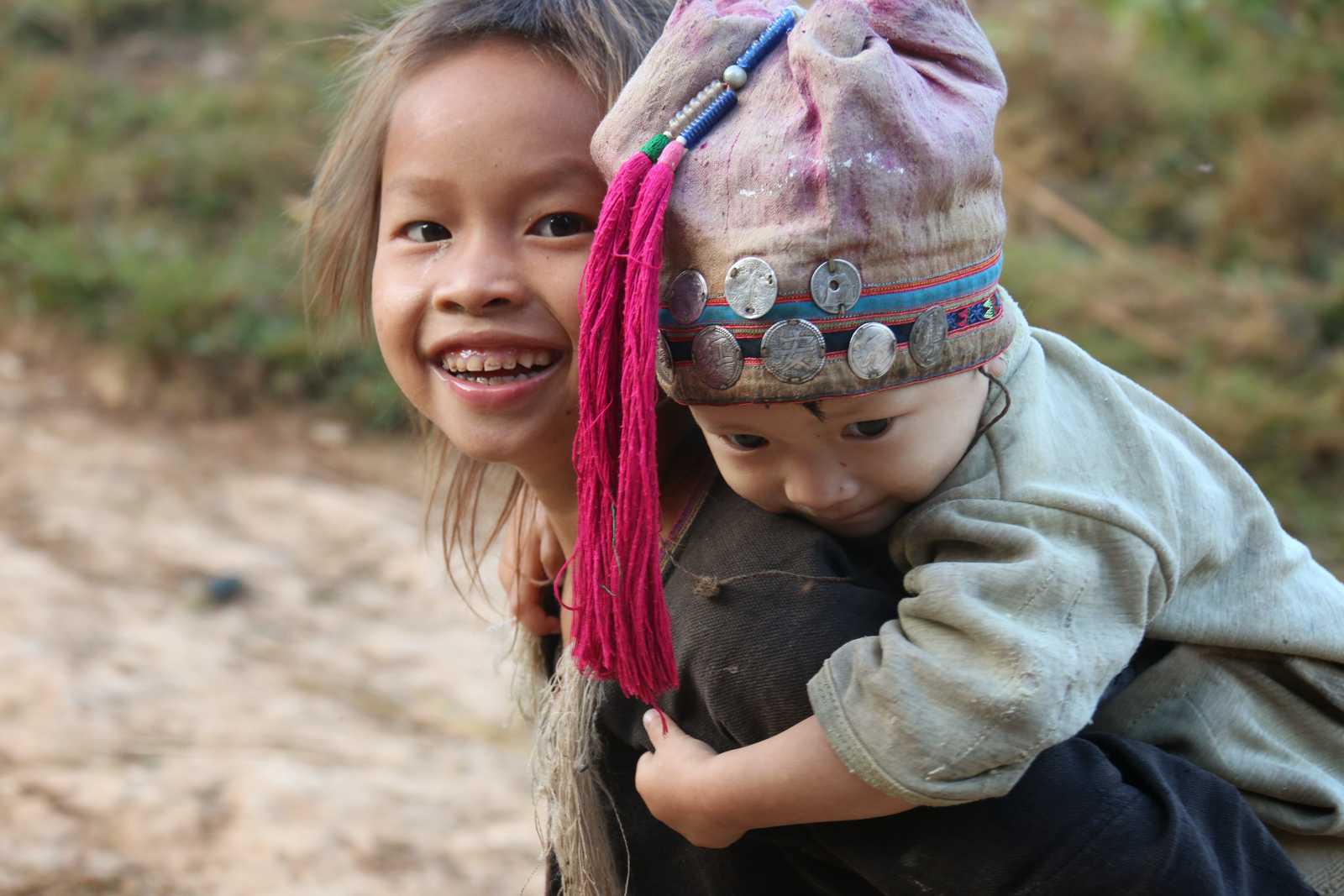 Rencontre dans un village Akha © Huguet Aline