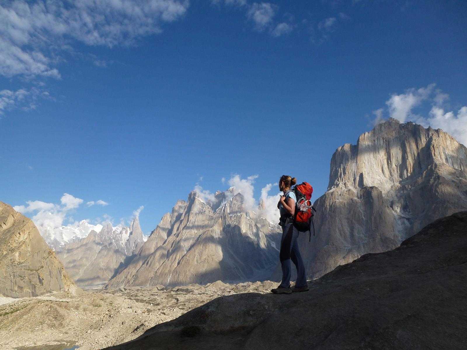Trekkeur devant les tours de Trango © ---