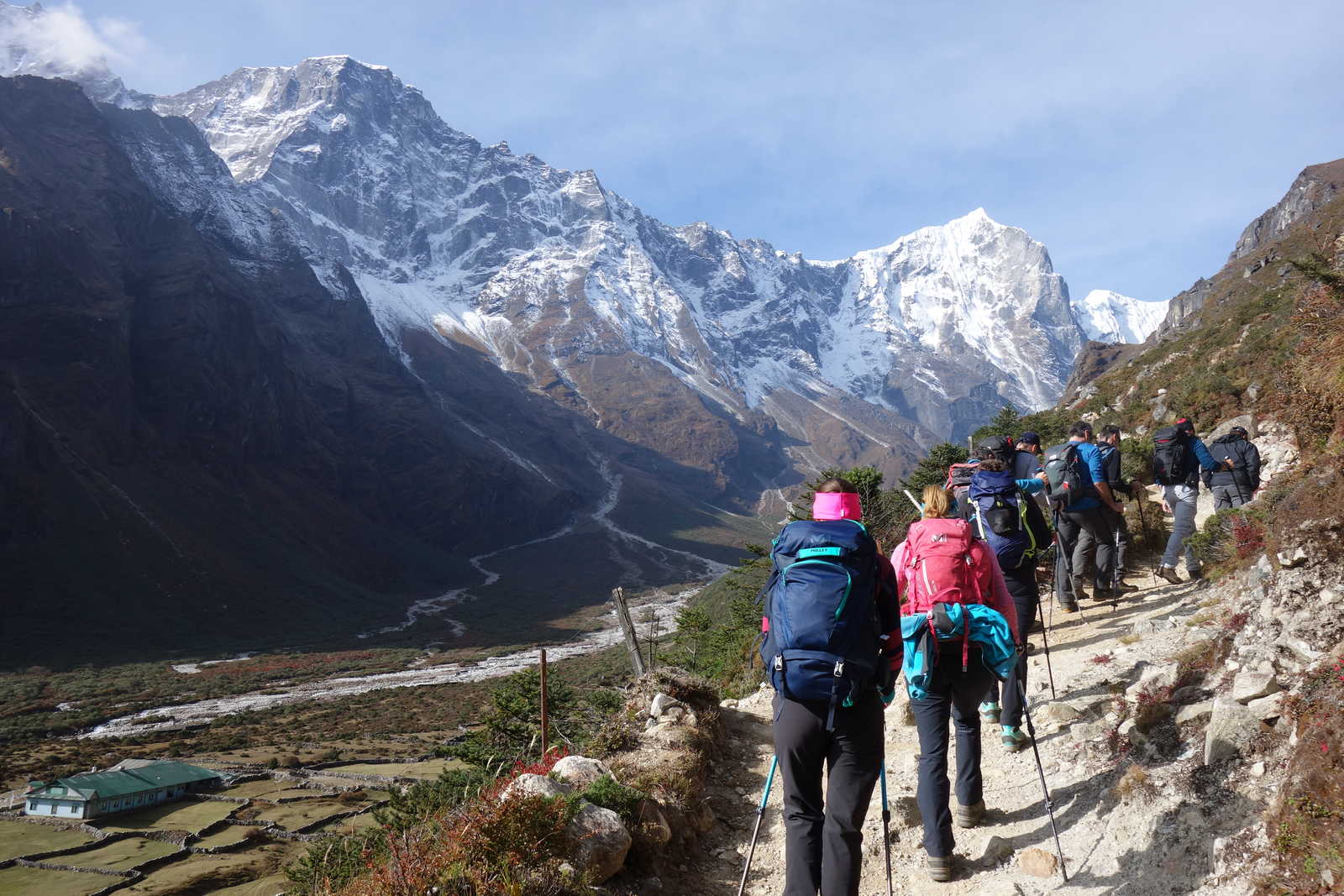 Trekkeurs près de Thamé, dans le Khumbu © Jérémie Louet