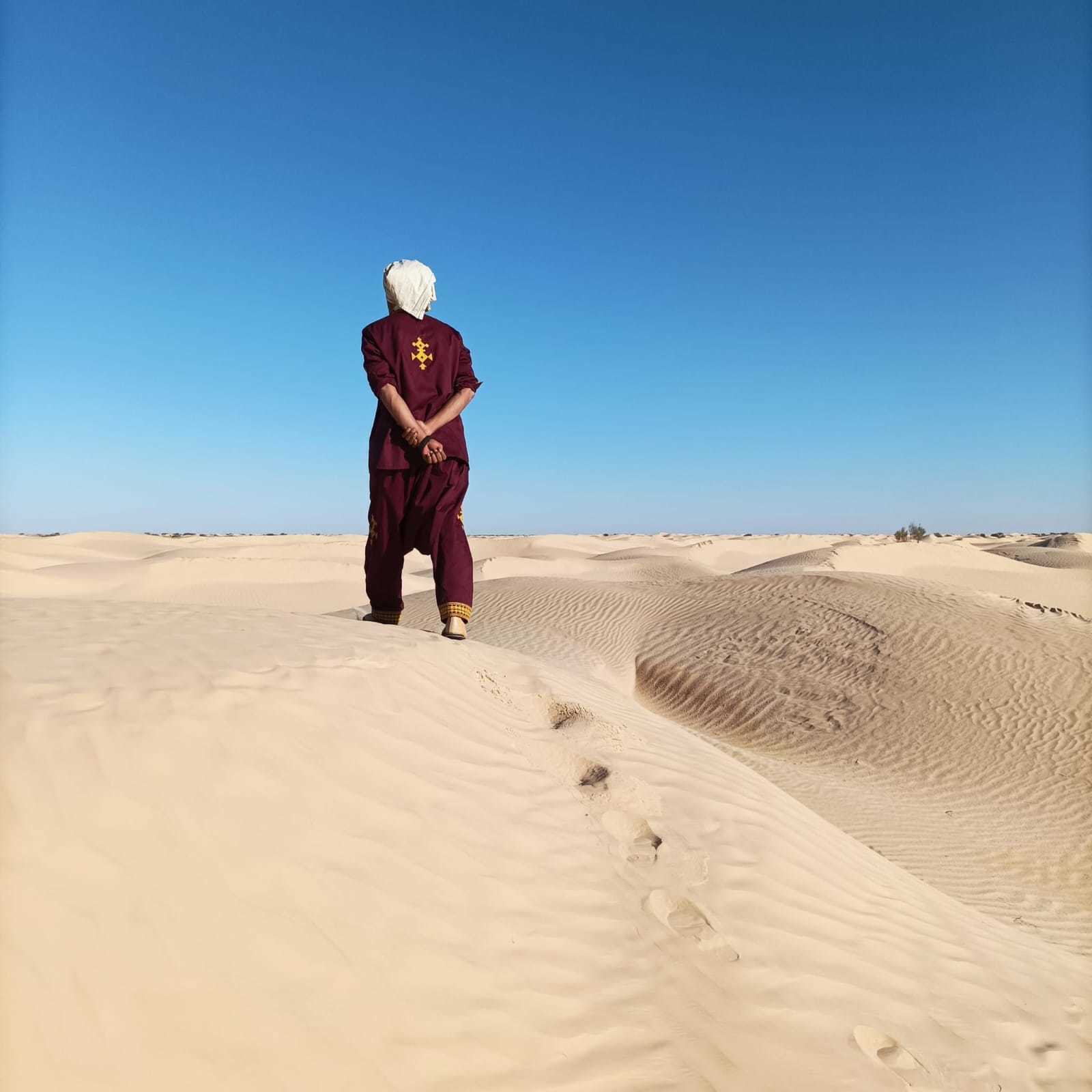 Un homme dans les dunes de l'Erg Oriental © Ben Zaied Ali