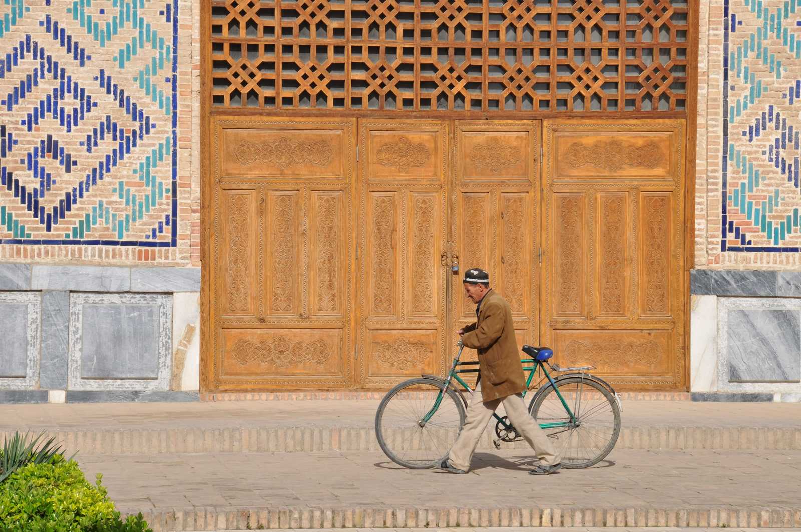Un homme ouzbek et son vélo © Joelle Lc