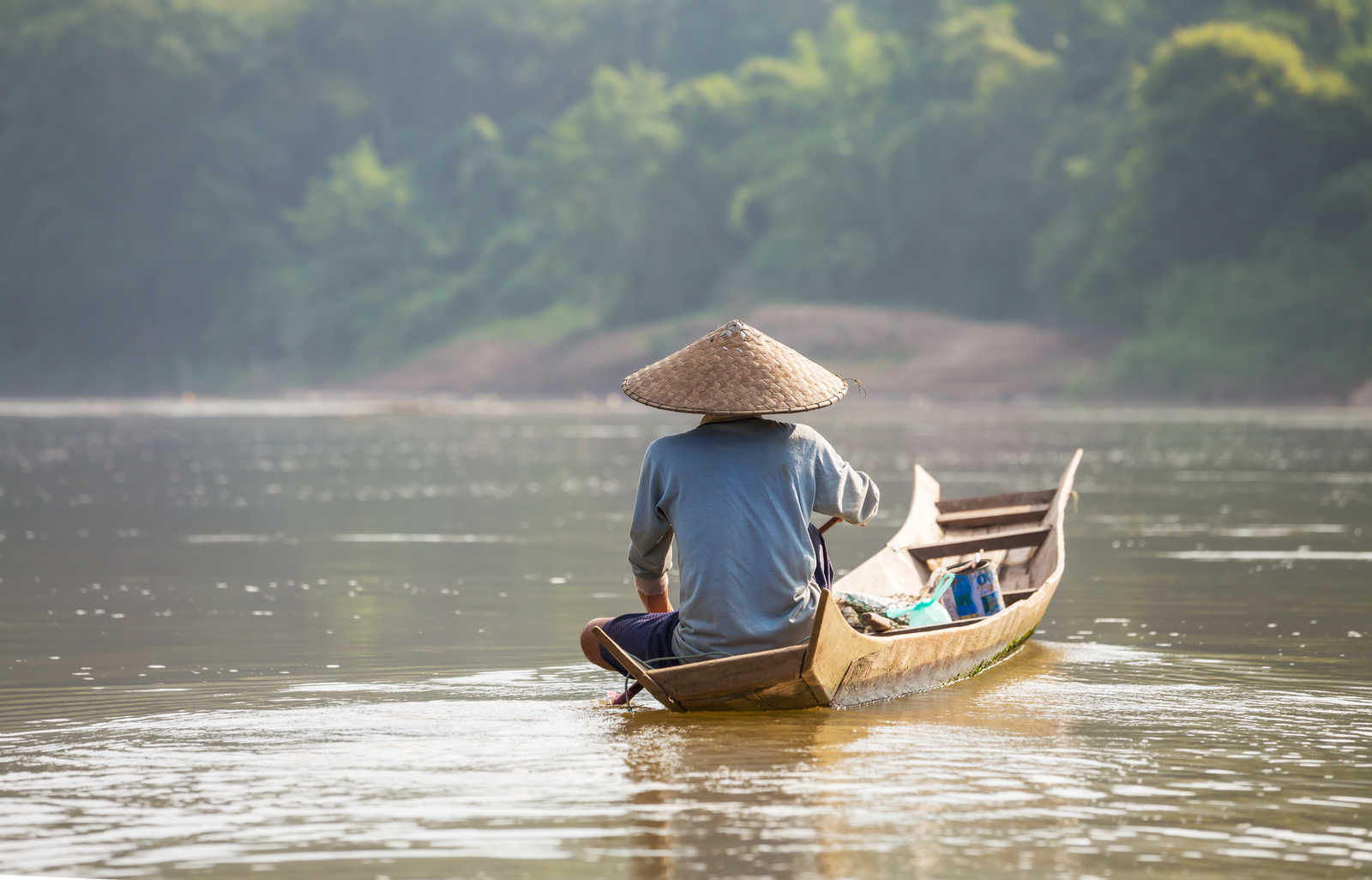 Un pêcheur sur une rivière au Laos © Galyna Andrushko