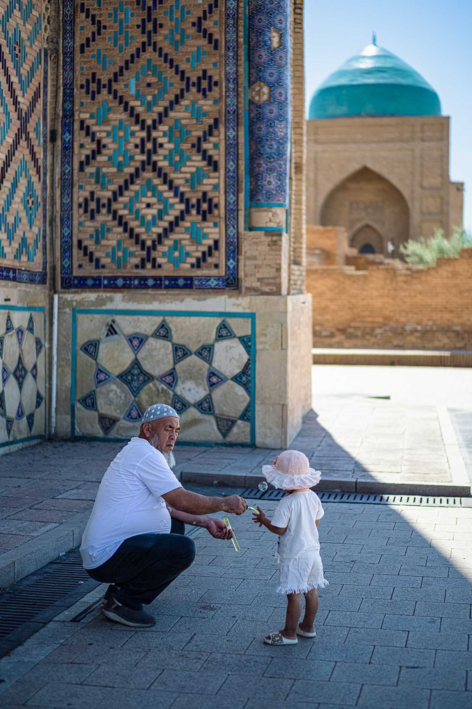Un père kazakh et sa fille devant un monument © Philippe Mader