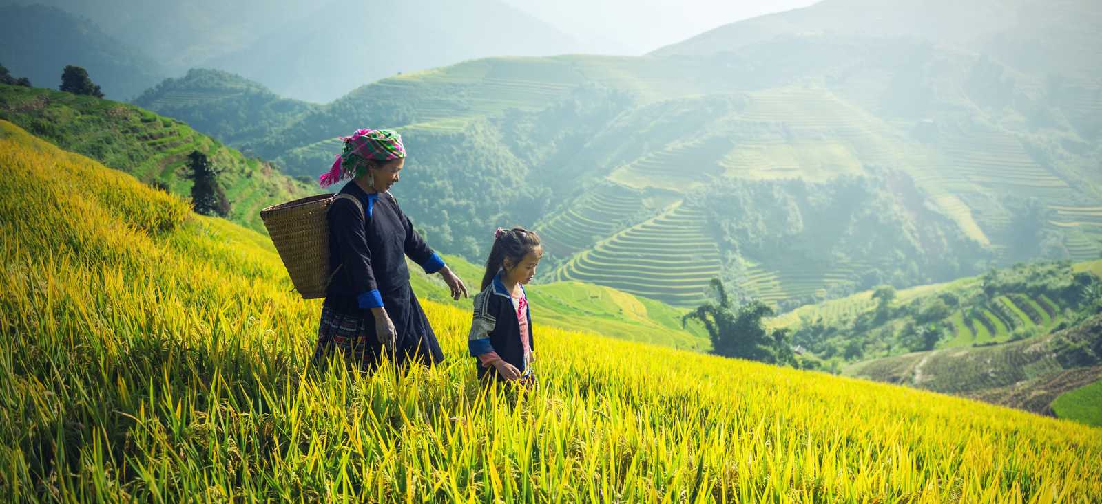 Une femme et une fille dans les rizières de Ha Giang au Vietnam © Tipchai Sasin