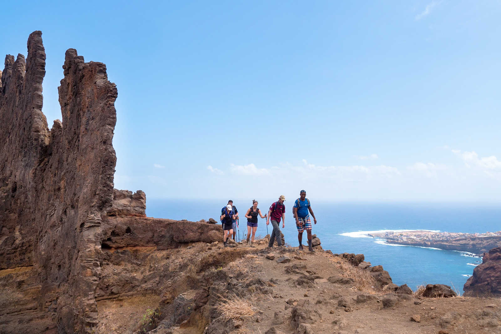 Veine de roche volcanique sous fond d'océan lors de la randonnée côtière à Santo Antao © Sinssaine Bertrand