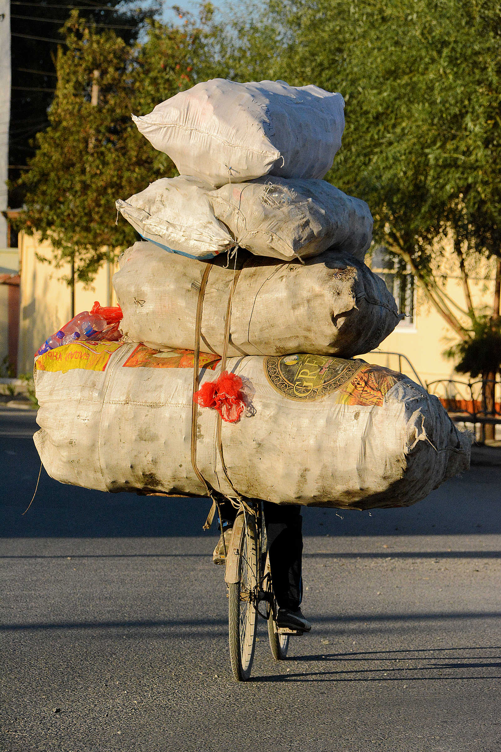 Velo chargé paquets ouzbekistan vie locale © Coston Jean-Pierre