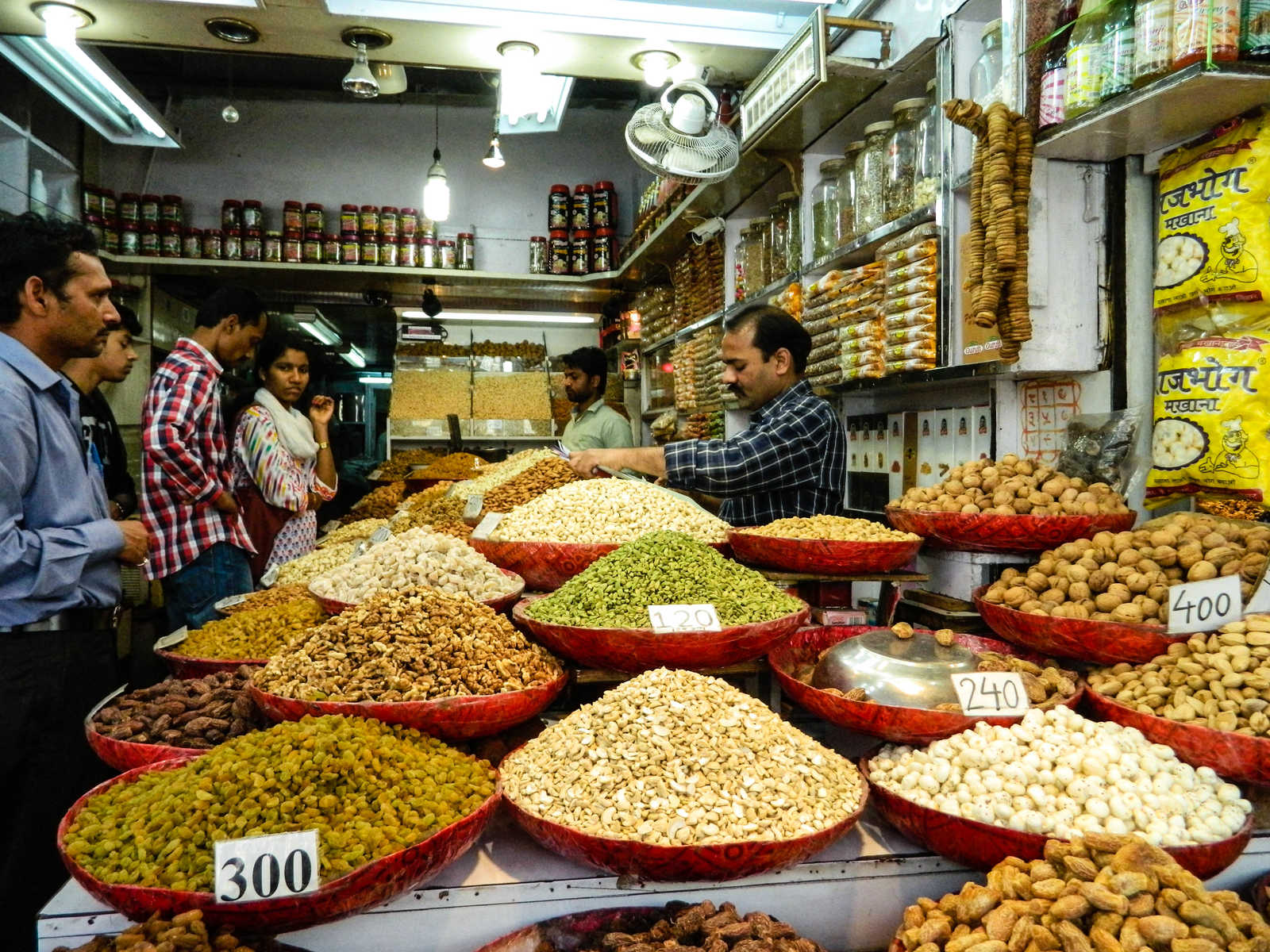 vendeur d'épice au marché de Khari Baoli à Delhi en Inde © Shakya Rajeev