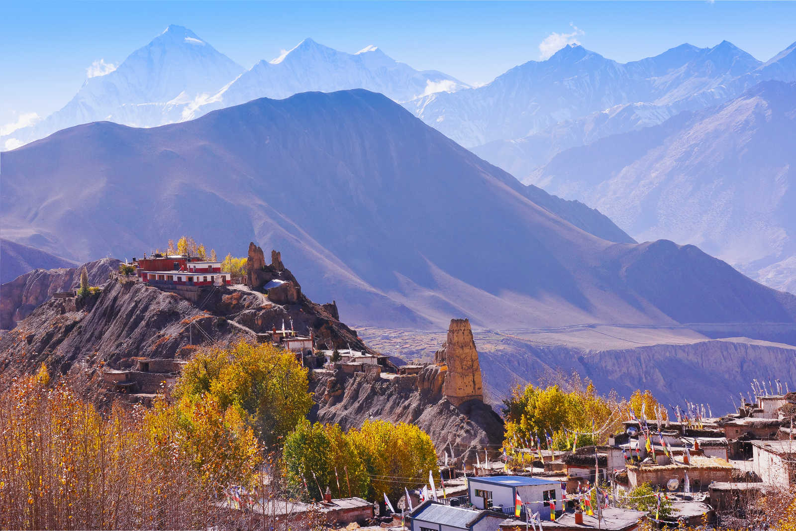 Village dans la vallée de Muktinath sur le trek des Annapurna au Népal © Olmoroz