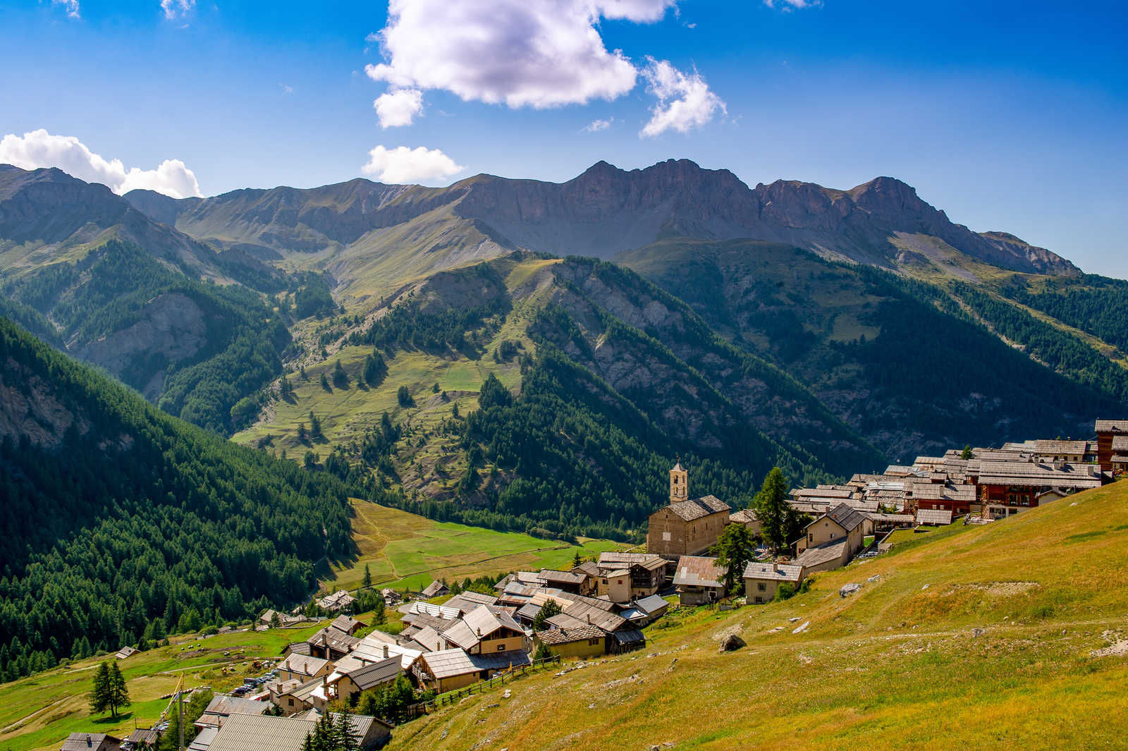 Village dans le parc naturel du Queyras © Btwimages