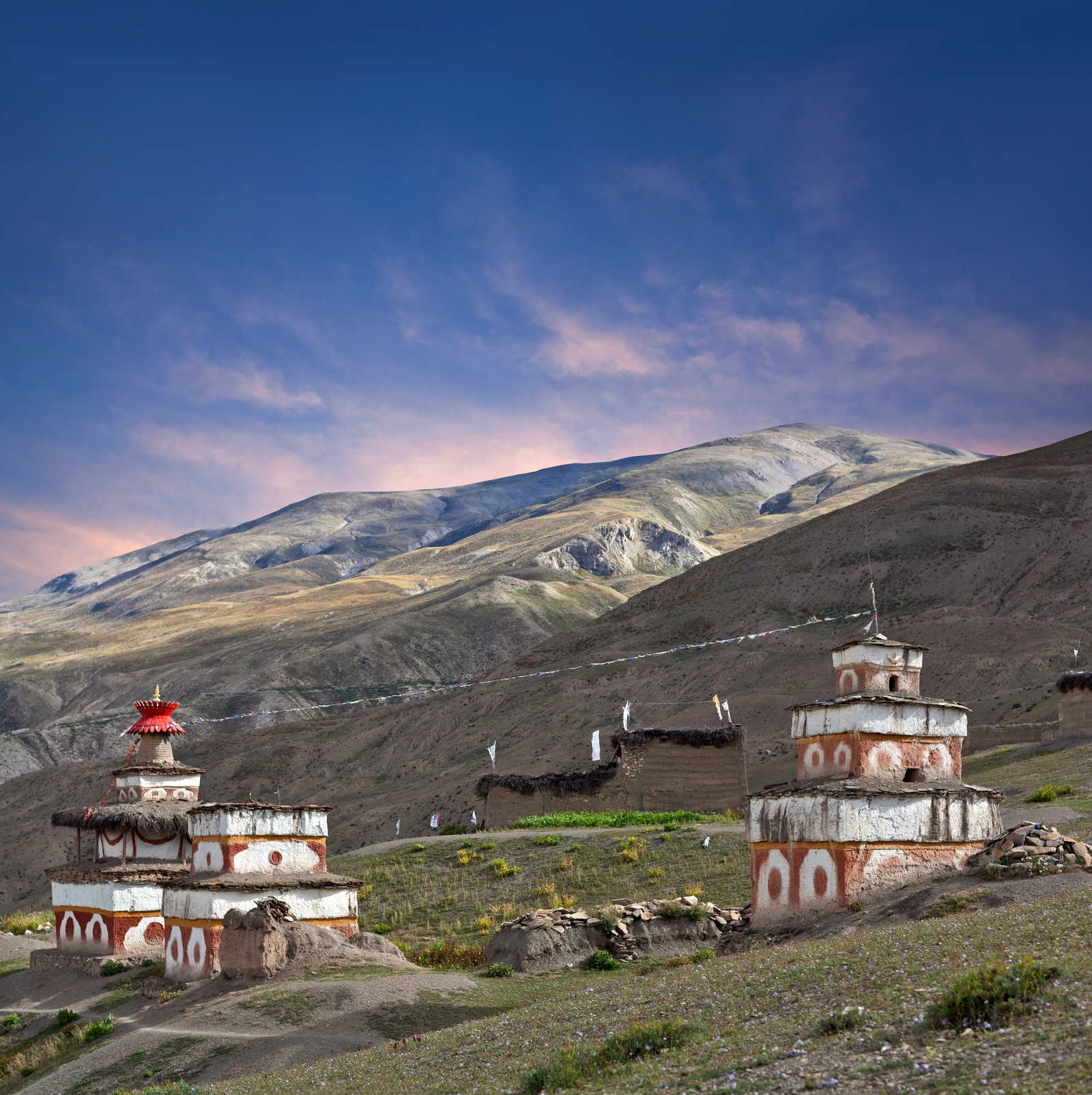 Village de Dho dans les montagnes du Dolpo © Zzvet