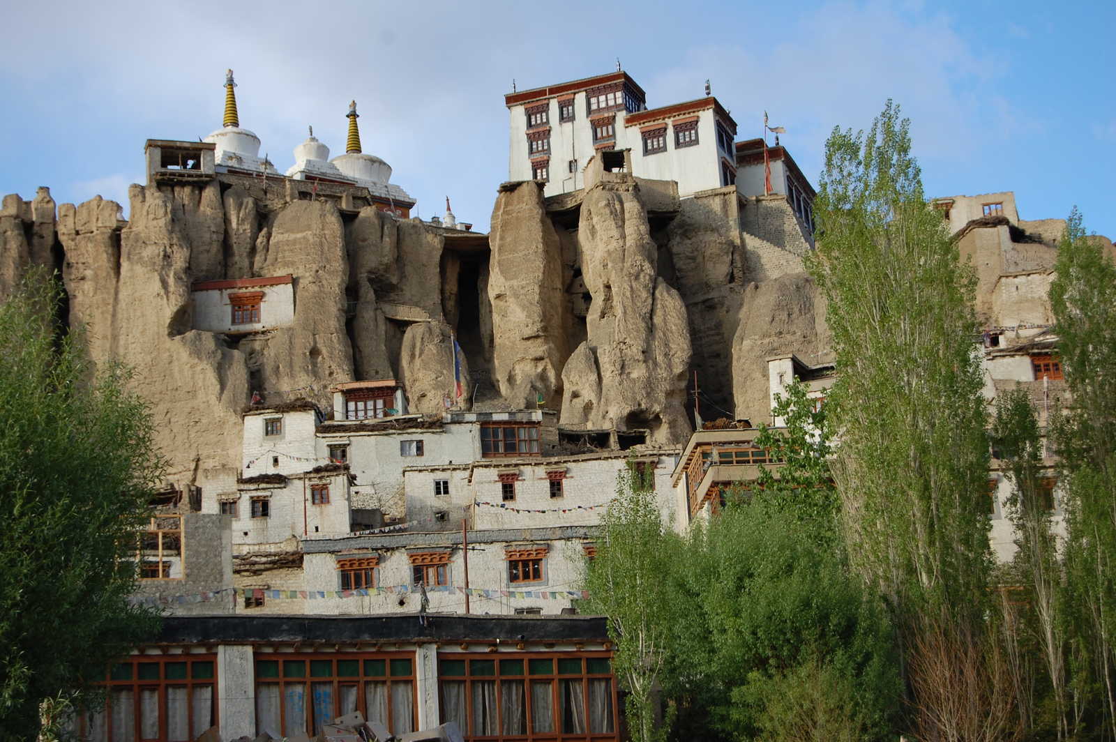 Village et monastère de Lamayuru cerné par les montagnes du Zanskar en Inde Himalayenne © Shakya Rajeev