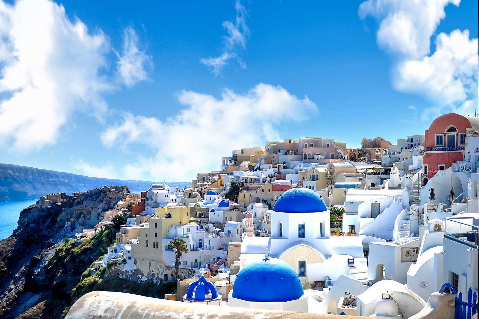 Village sur l'ile de Santorin dans les Cyclades © pixabay