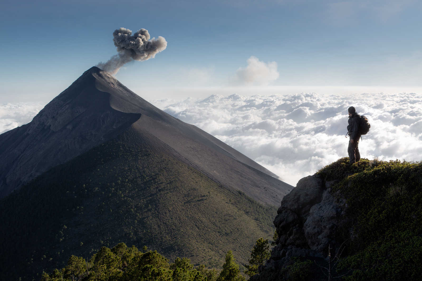 Volcan Fuego fumant depuis le volcan Acatenango au Guatemala © Martin