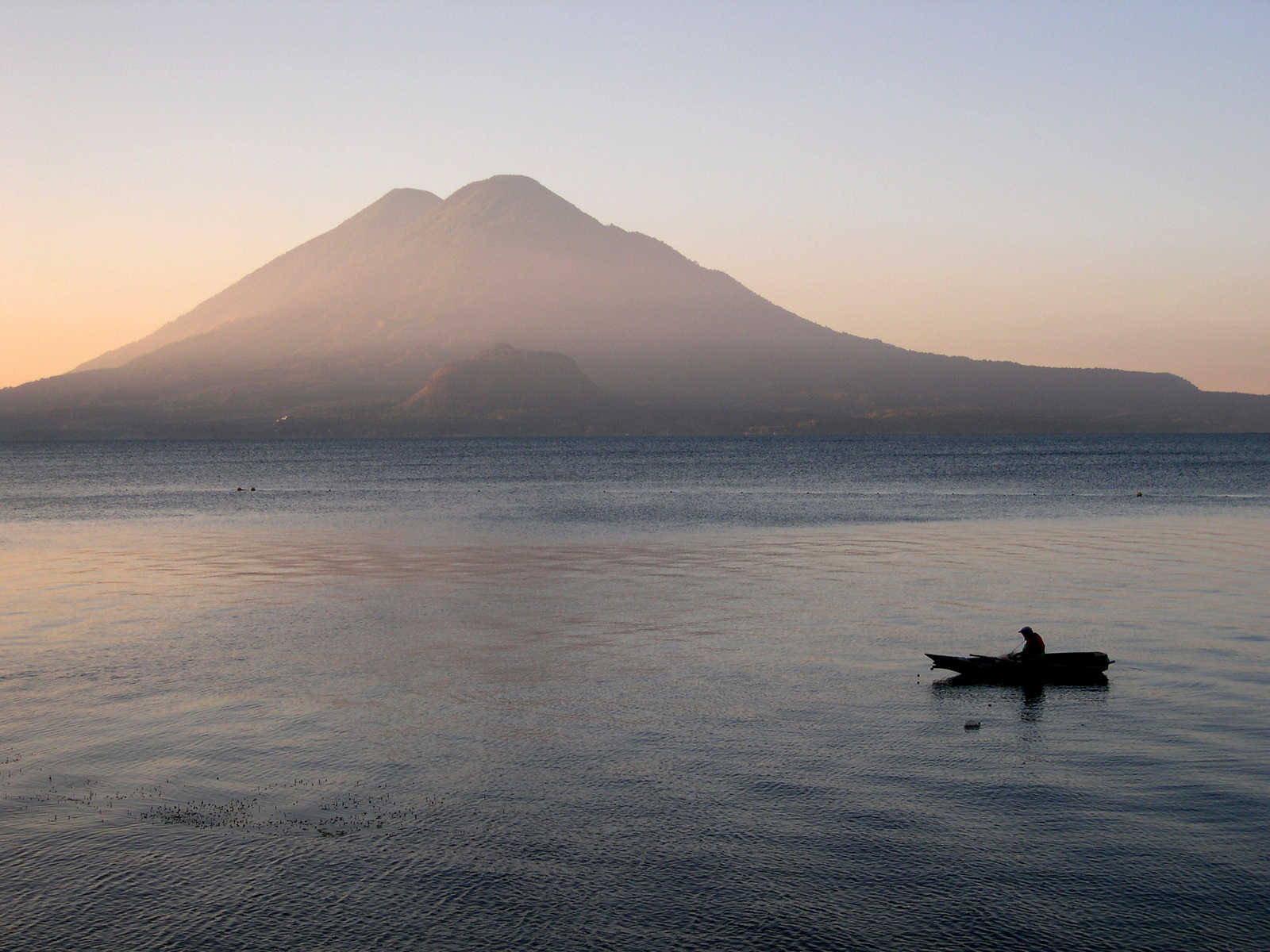 Volcan Toliman et lac Atitlán depuis Panajachel au Guatemala © D. BRUNO