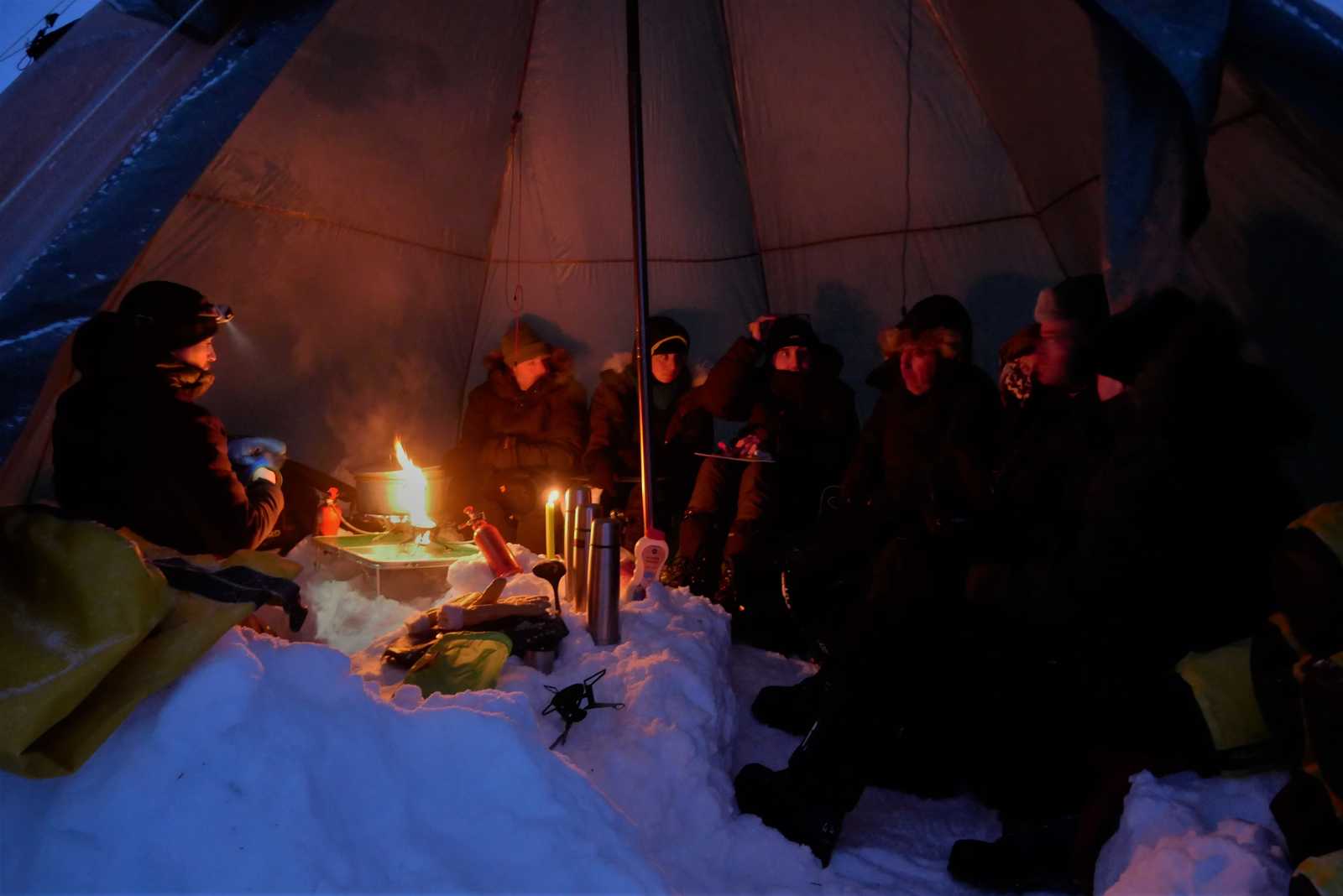 Groupe dans la tente mess © Legain Clément