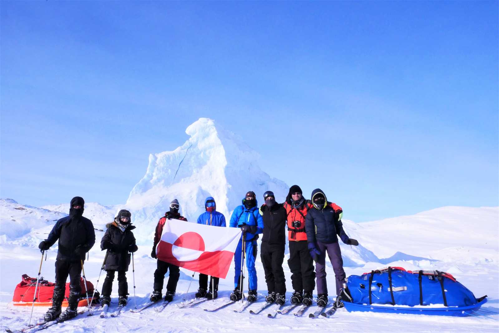 Photo de groupe devant un iceberg © Legain Clément