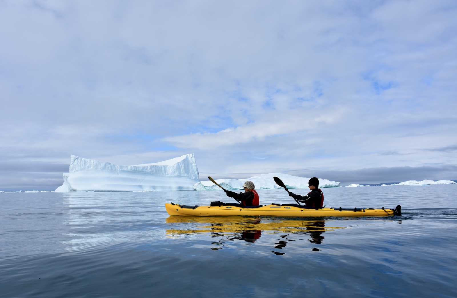 kayak de mer parmi les icebergs de l'Arctique © Mace Christelle