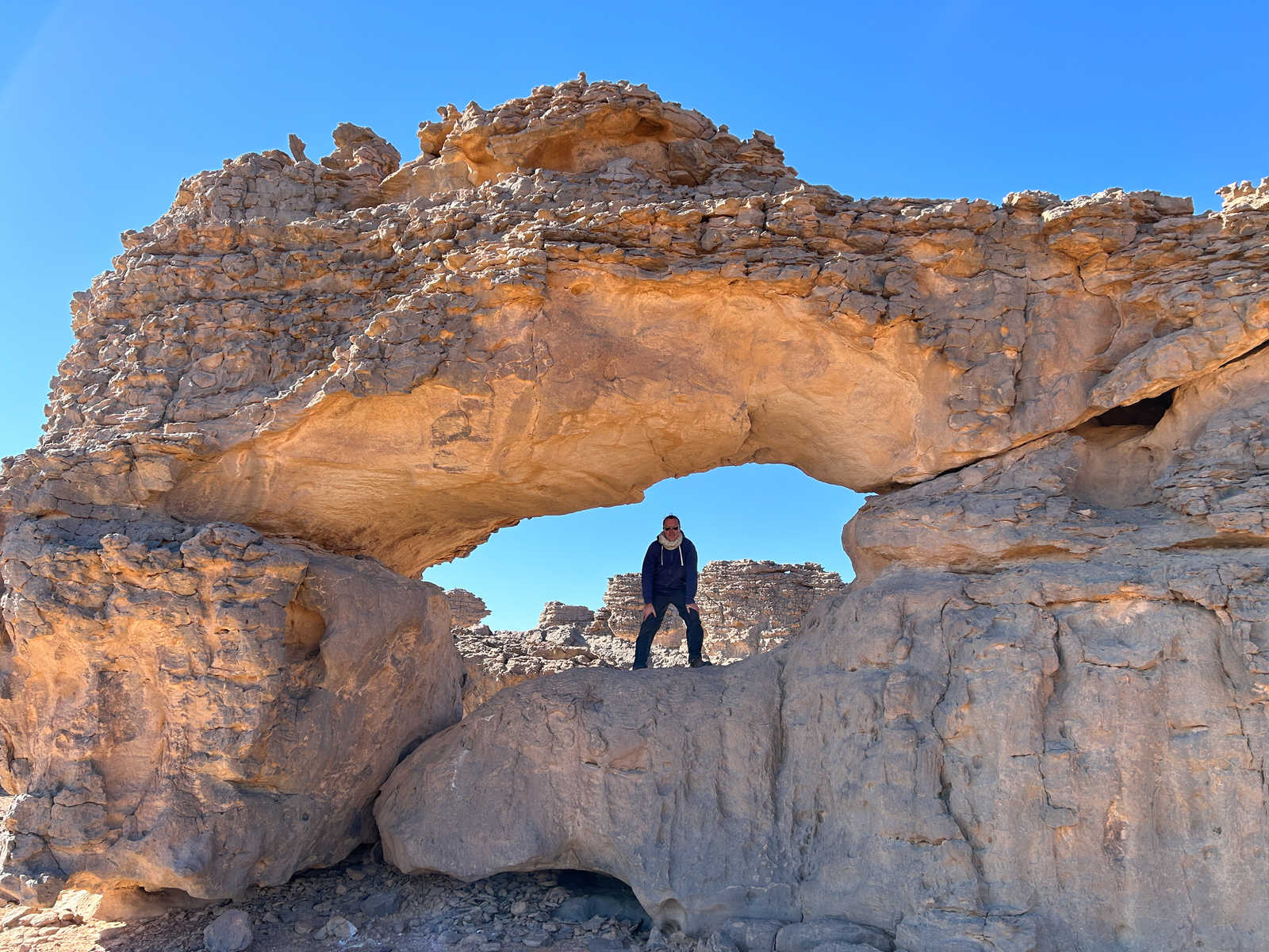 Voyageur à l'intérieur d'une roche dans le Tassili N'Ajjer, en Algérie © Dufy Caroline