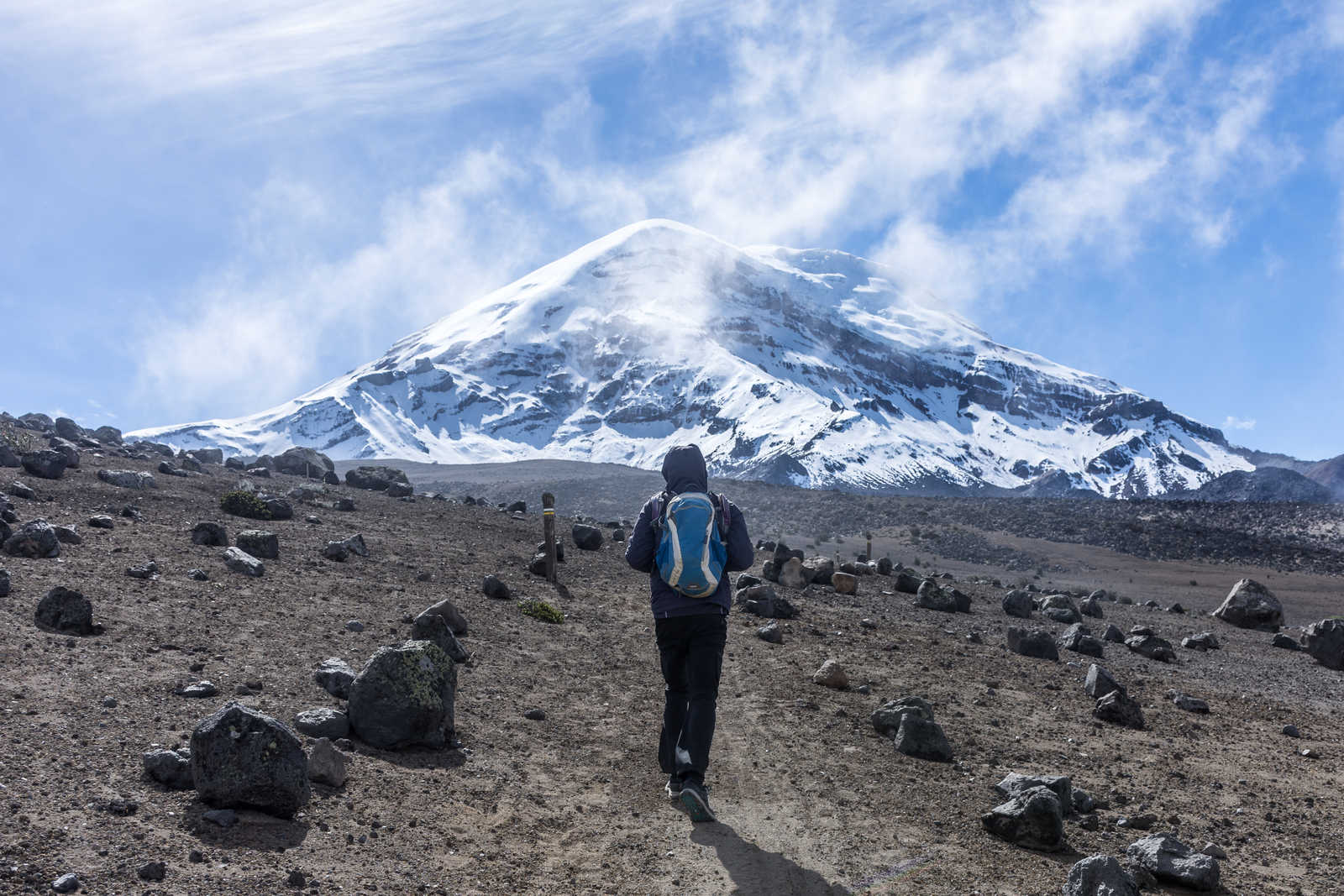 Voyageur devant le volcan Chimborazo, Équateur © Adobe