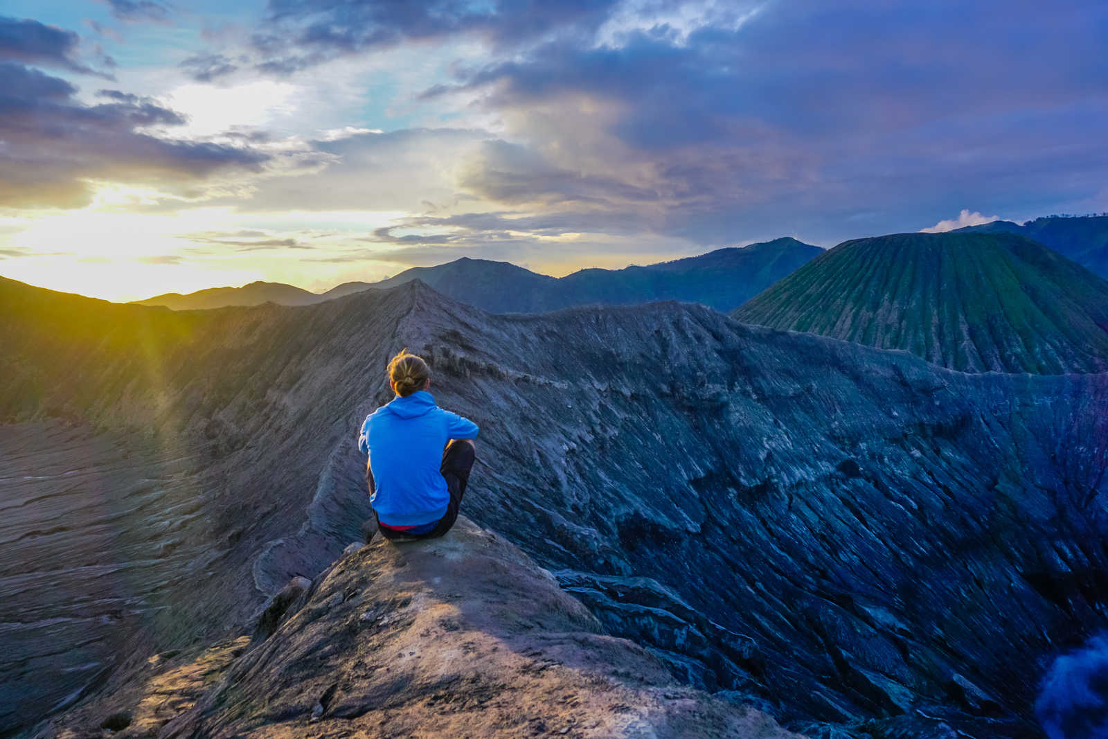 Voyageur près du volcan Bromo, Indonésie © Pavel