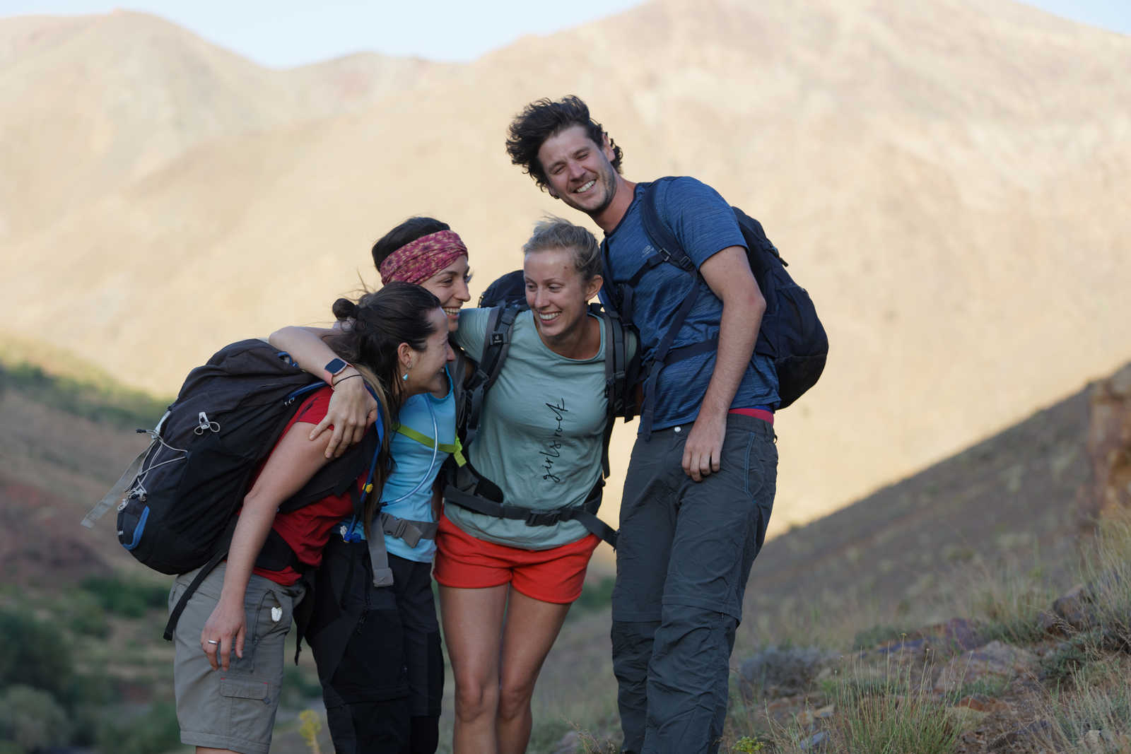 Voyageurs heureux dans le Haut Atlas maroccain © Favre Adrien