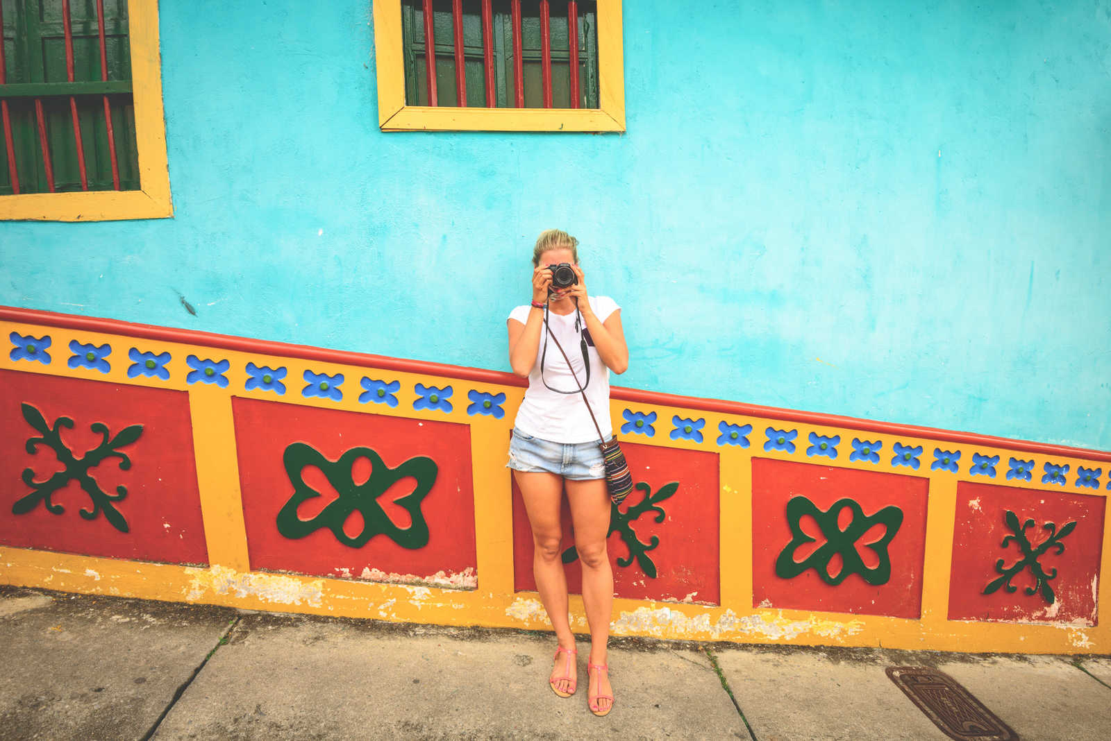 Voyageuse dans Guatapé en Colombie © John - Adobe Stock
