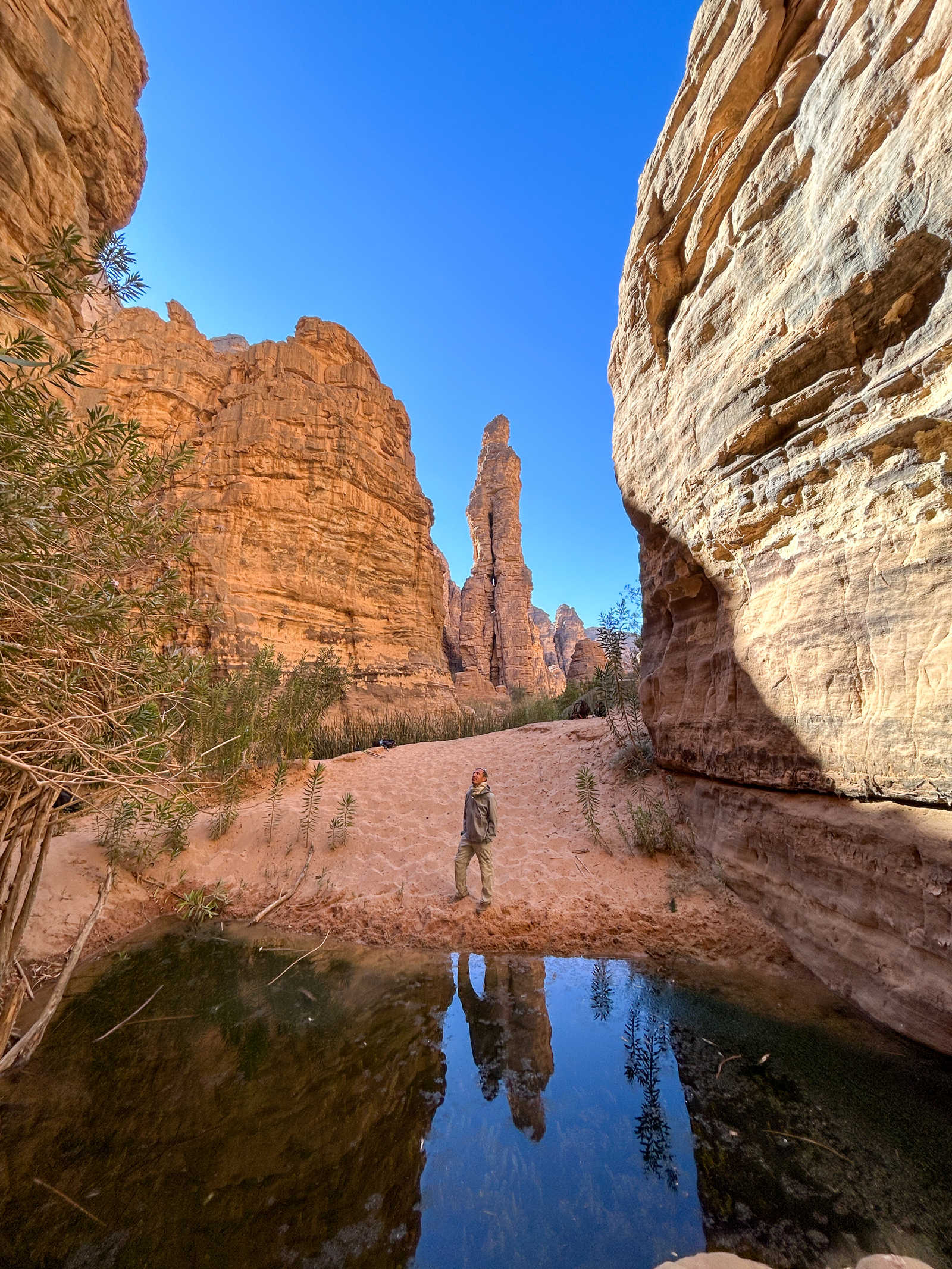 Voyageuse dans un canyon dans le Tassili N'Ajjer, en Algérie © Dufy Caroline