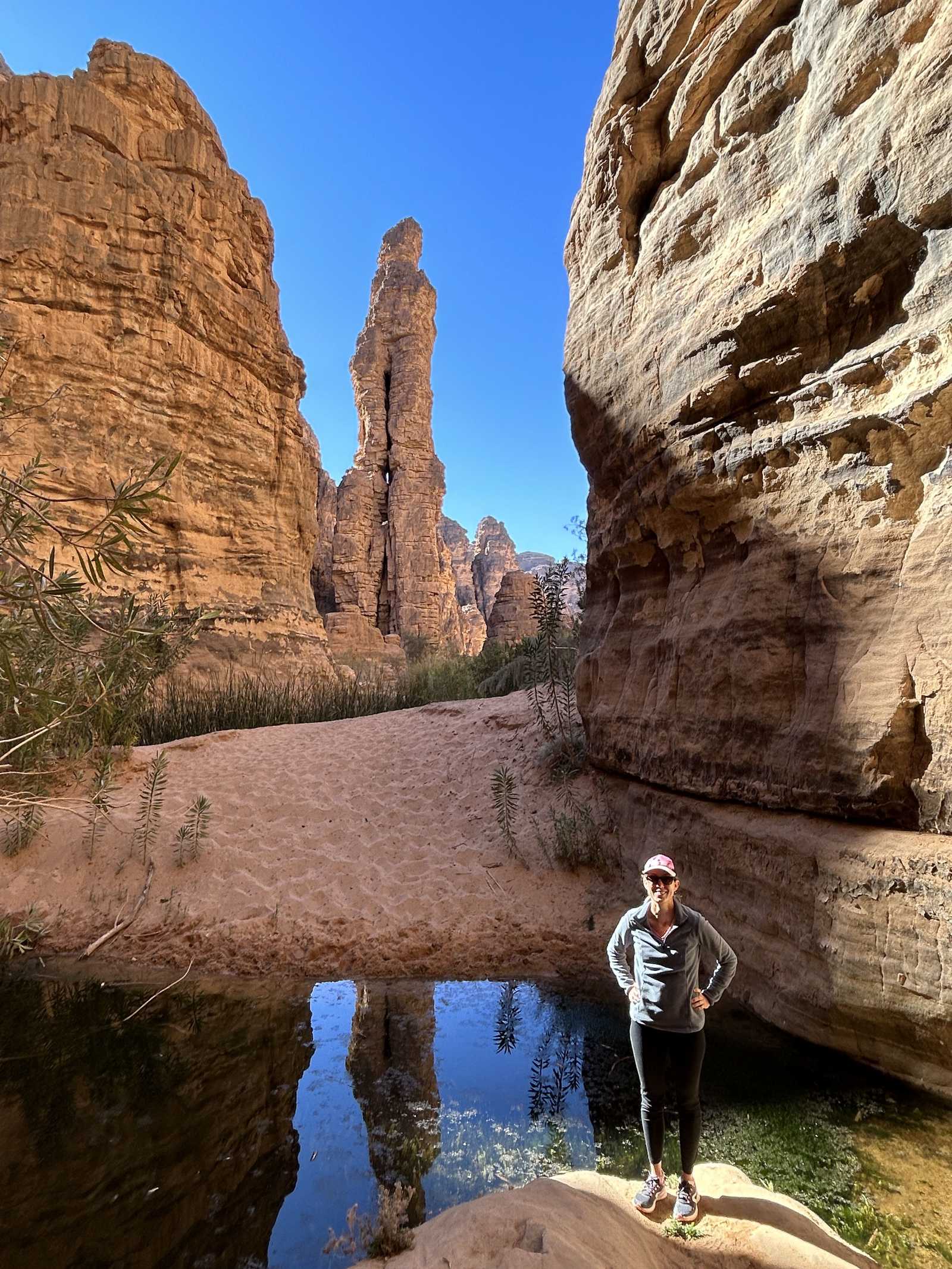 Voyageuse devant une vasque d'eau dans le Tassili N'Ajjer en Algérie © Dufy Caroline