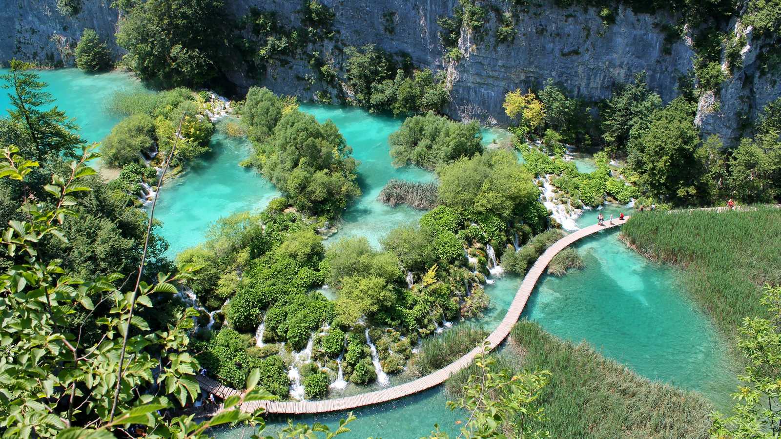 Vue aérienne au Parc National des lacs de Plitvice © Unsplash