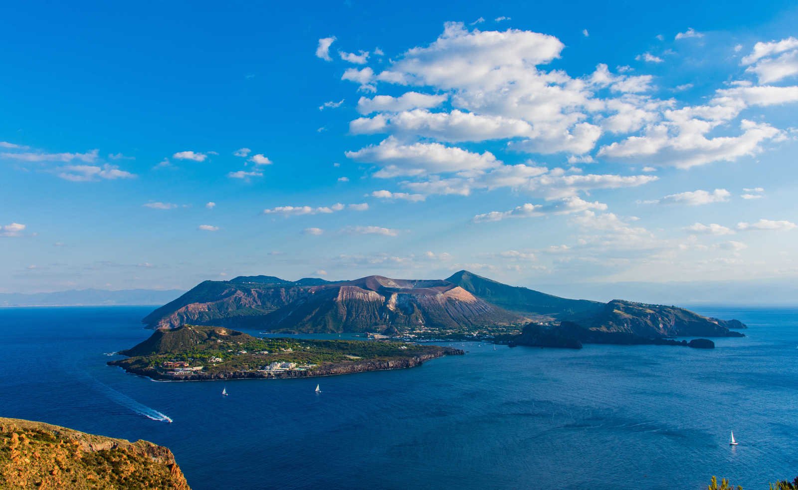 Vue aérienne de l'île Éolienne en Sicile © Pat On Stock