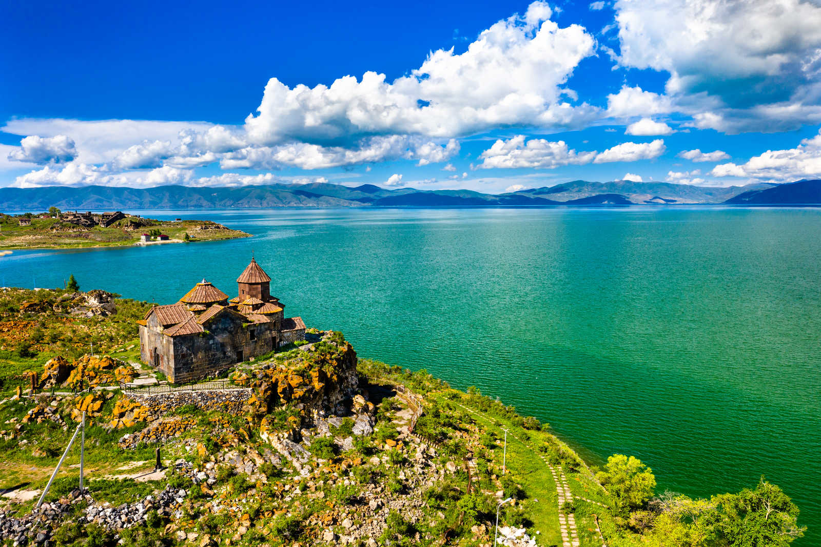 Vue aérienne du lac Sevan en Arménie © Andronov Leonid