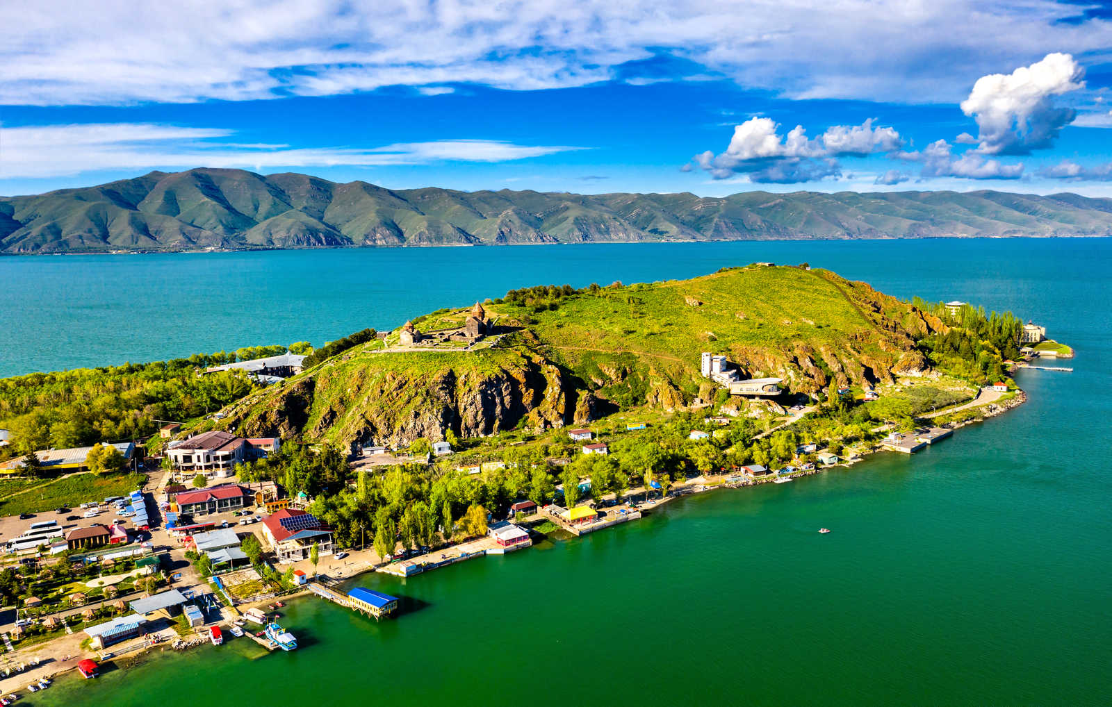 Vue aérienne du lac Sevan en Arménie © Andronov Leonid