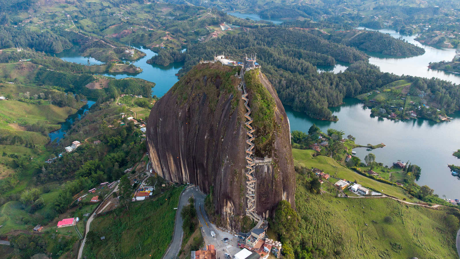 Vue aérienne du rocher de Guatapé, Piedra Del Penol, Colombie © Parra Josue