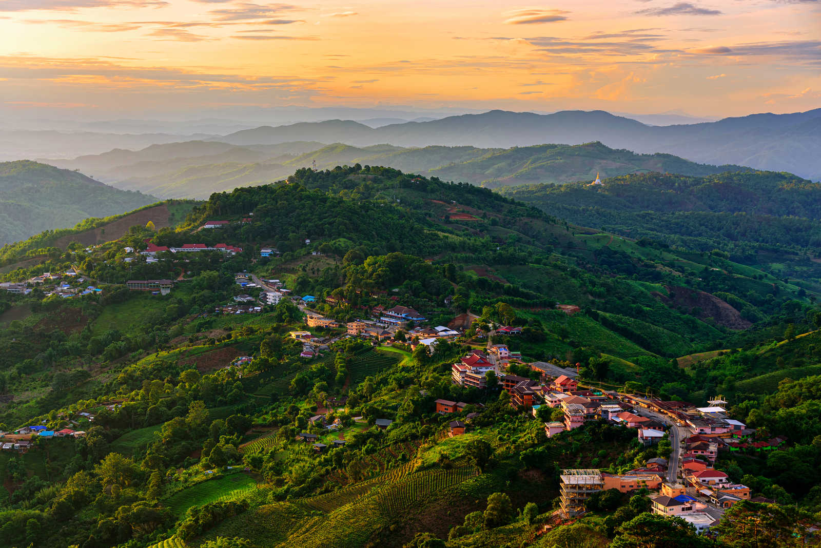 Vue aérienne du village de Mae Salong tôt le matin, Doi Mae Salong, Chiang Rai, Thaïlande. © Nuwat Photo