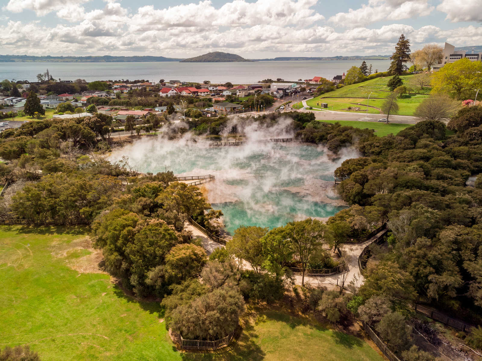 Vue aérienne d'une grande source d'eau chaude située dans la ville de Rotorua © Pajaros Volando
