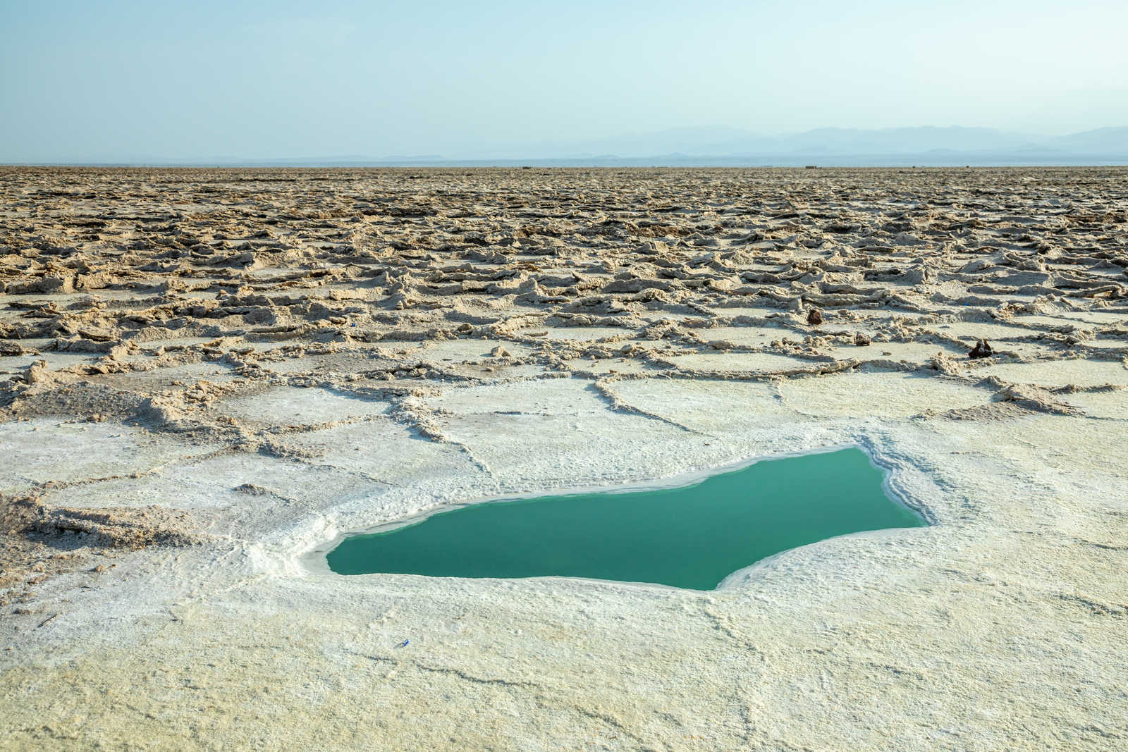 vue-aerienne-lac-sale-de-karoum-dans-la-depression-du-danakil © Nefedov Vadim