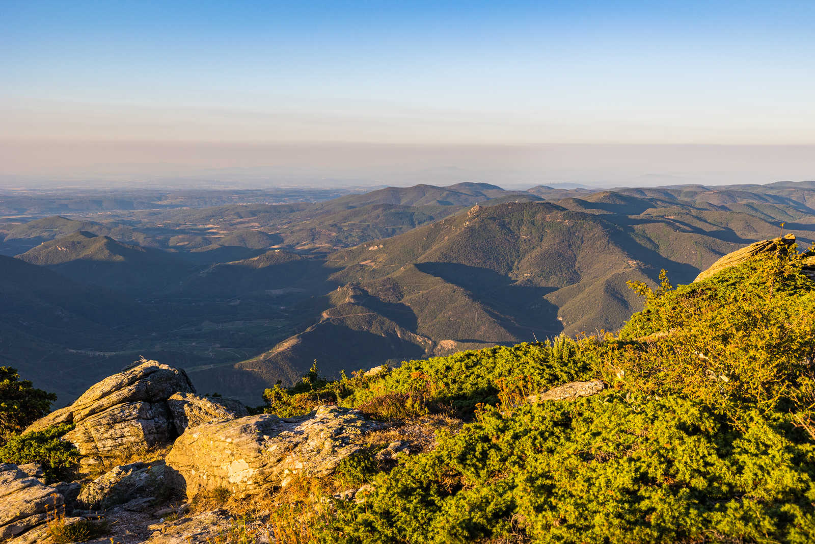 Vue au lever du soleil sur le PNR du Haut Languedoc et la vallée de l'Orb © Ldgfr Photos